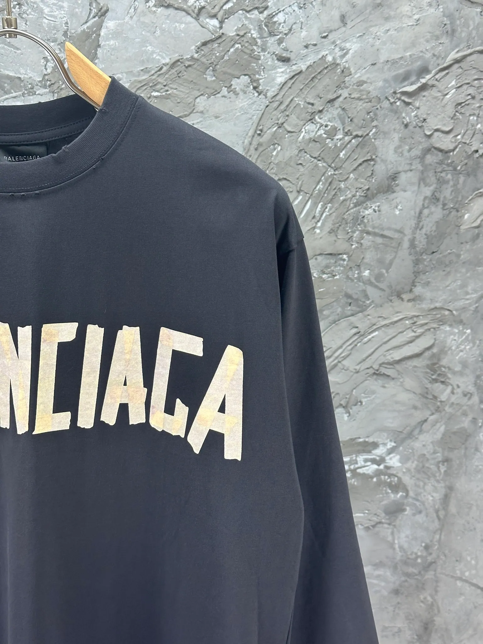 🅿️250 - BALENCI*GA Paris tape series printed washed distressed long sleeves. The fabric is made of 280g Paris-specific double yarns * high weight 1:1 double yarn rib. The front and rear panels are made of imported Kornit machine direct-injection printing technology. Old-fashioned + multi-position cutting and wear-making process. Two high-temperature shaping washes. os dropped shoulders, loose version, same style for men and women -Color: off-white, iron gray, burgundy, green, black blue, fog blue -SIZE: XS S M L style number 8602#