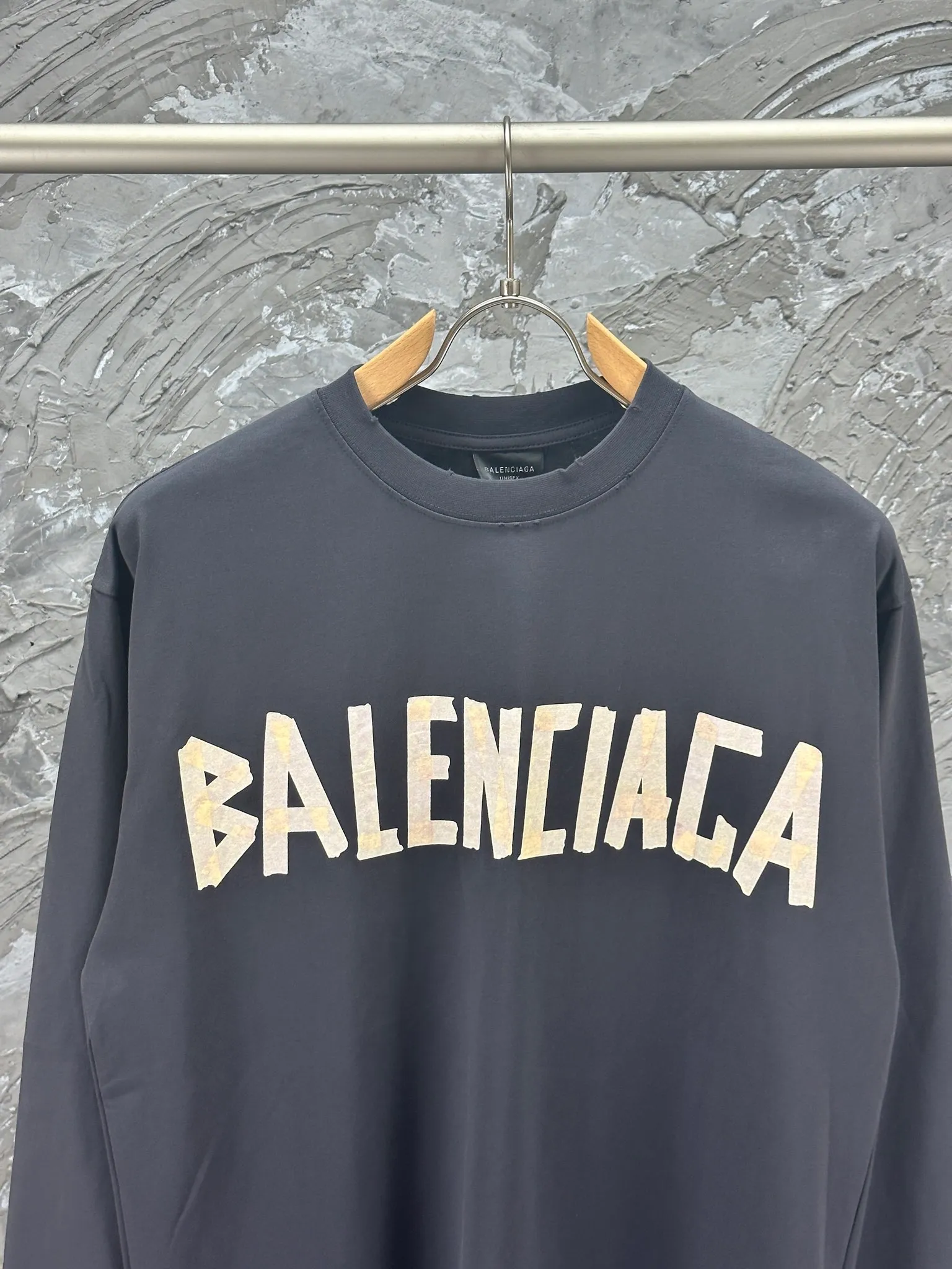 🅿️250 - BALENCI*GA Paris tape series printed washed distressed long sleeves. The fabric is made of 280g Paris-specific double yarns * high weight 1:1 double yarn rib. The front and rear panels are made of imported Kornit machine direct-injection printing technology. Old-fashioned + multi-position cutting and wear-making process. Two high-temperature shaping washes. os dropped shoulders, loose version, same style for men and women -Color: off-white, iron gray, burgundy, green, black blue, fog blue -SIZE: XS S M L style number 8602#