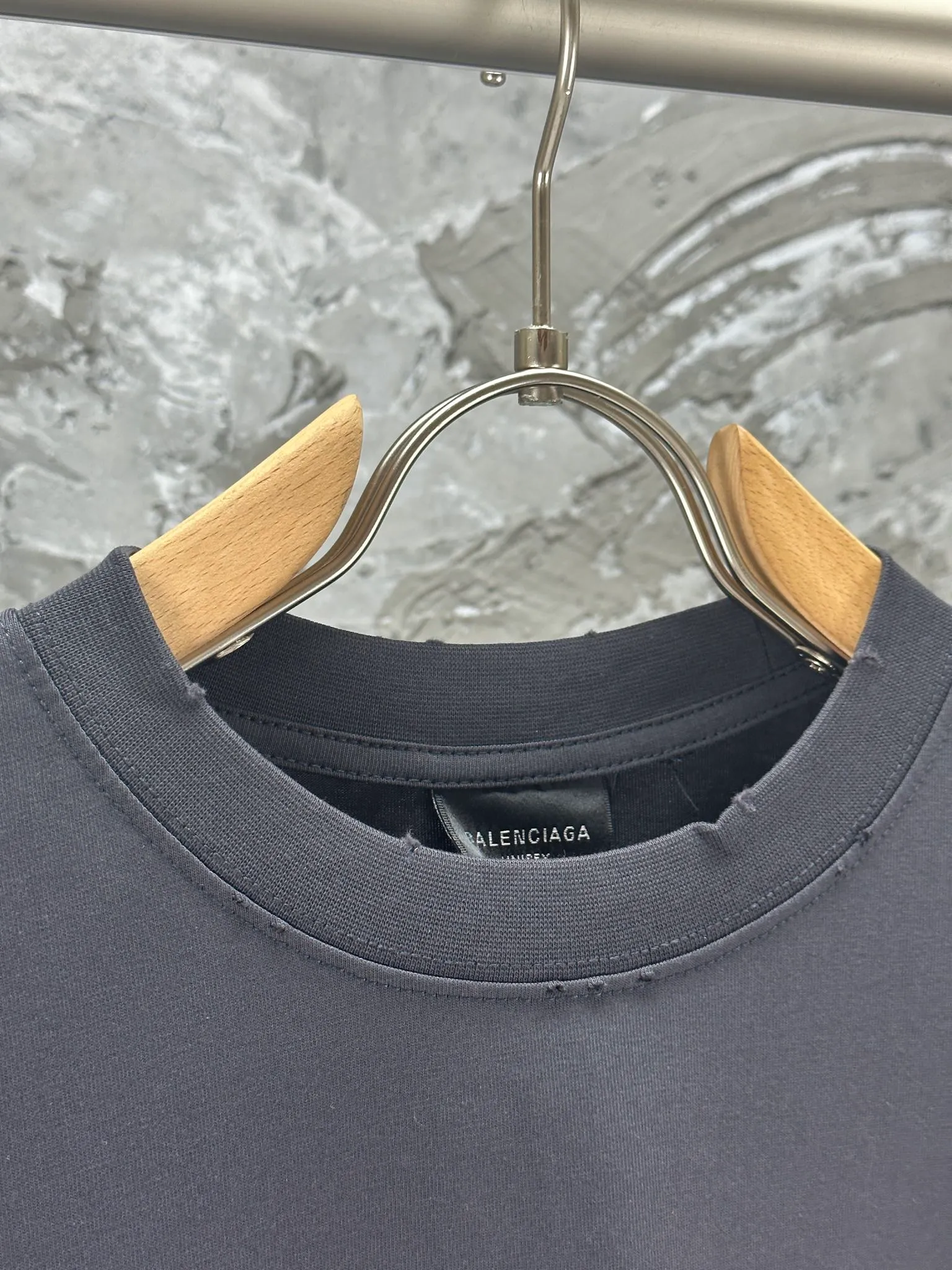 🅿️250 - BALENCI*GA Paris tape series printed washed distressed long sleeves. The fabric is made of 280g Paris-specific double yarns * high weight 1:1 double yarn rib. The front and rear panels are made of imported Kornit machine direct-injection printing technology. Old-fashioned + multi-position cutting and wear-making process. Two high-temperature shaping washes. os dropped shoulders, loose version, same style for men and women -Color: off-white, iron gray, burgundy, green, black blue, fog blue -SIZE: XS S M L style number 8602#