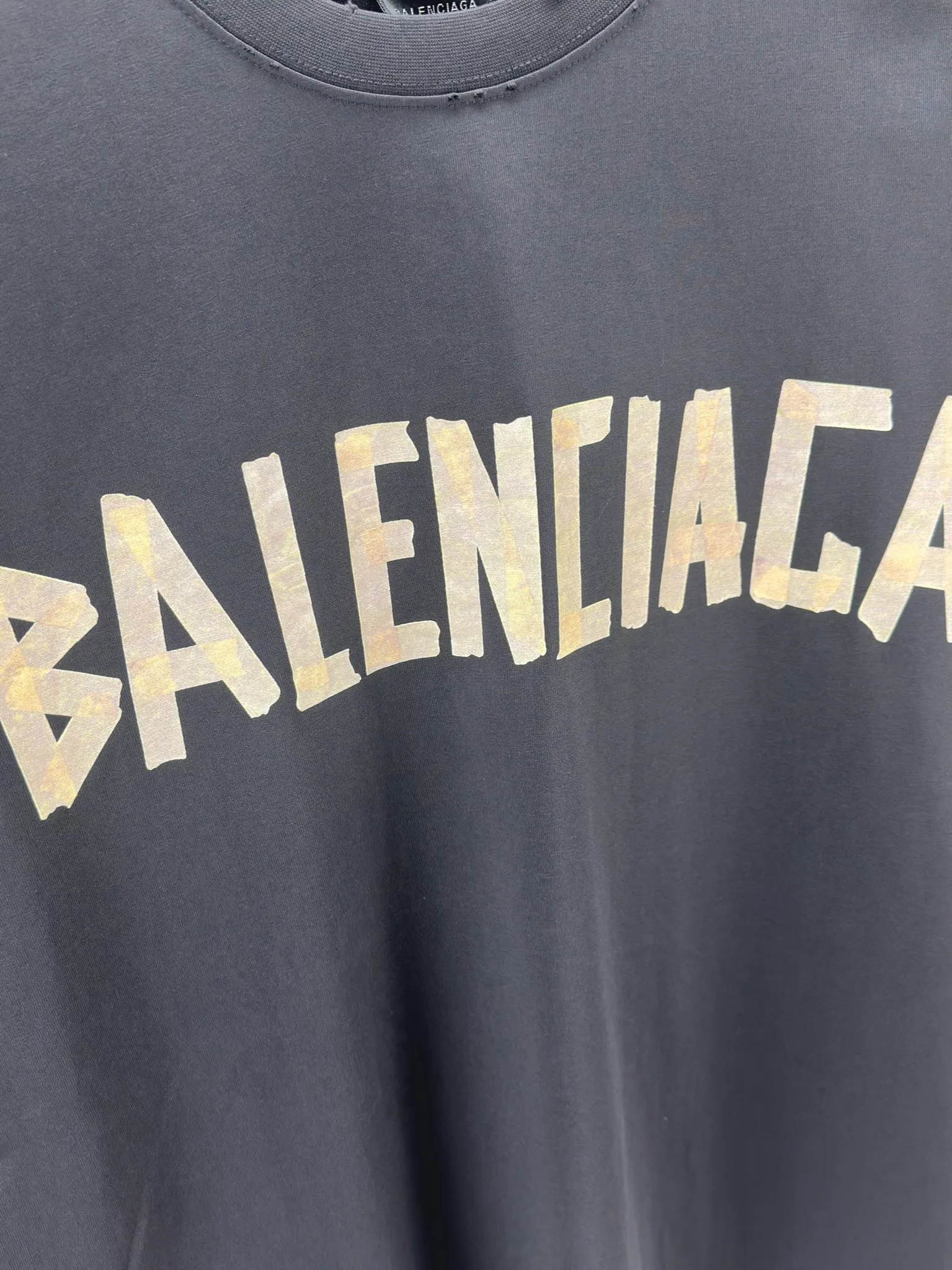 🅿️250 - BALENCI*GA Paris tape series printed washed distressed long sleeves. The fabric is made of 280g Paris-specific double yarns * high weight 1:1 double yarn rib. The front and rear panels are made of imported Kornit machine direct-injection printing technology. Old-fashioned + multi-position cutting and wear-making process. Two high-temperature shaping washes. os dropped shoulders, loose version, same style for men and women -Color: off-white, iron gray, burgundy, green, black blue, fog blue -SIZE: XS S M L style number 8602#