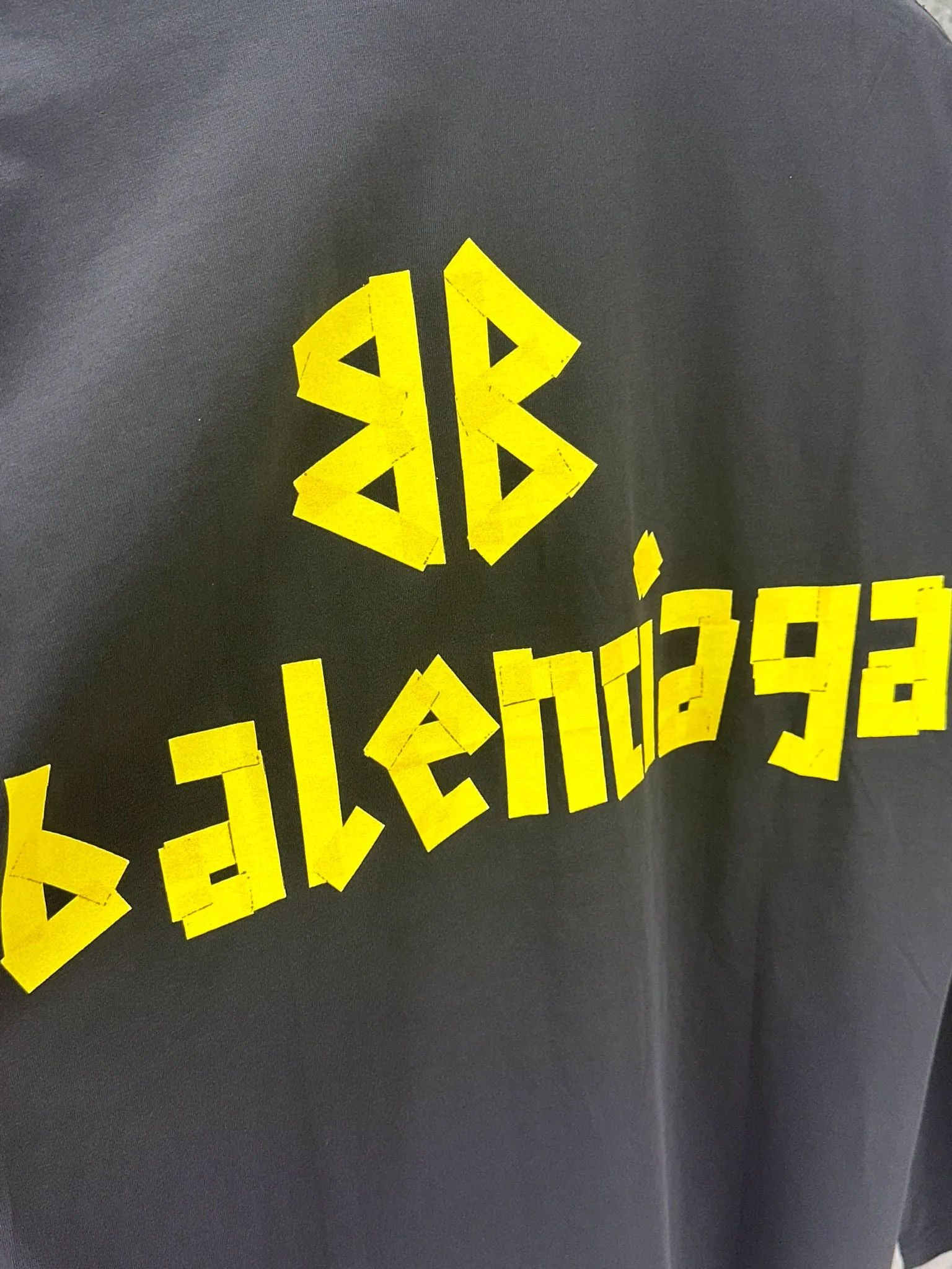 🅿️250 - BALENCI*GA Paris tape series printed washed distressed long sleeves. The fabric is made of 280g Paris-specific double yarns * high weight 1:1 double yarn rib. The front and rear panels are made of imported Kornit machine direct-injection printing technology. Old-fashioned + multi-position cutting and wear-making process. Two high-temperature shaping washes. os dropped shoulders, loose version, same style for men and women -Color: off-white, iron gray, burgundy, green, black blue, fog blue -SIZE: XS S M L style number 8602#