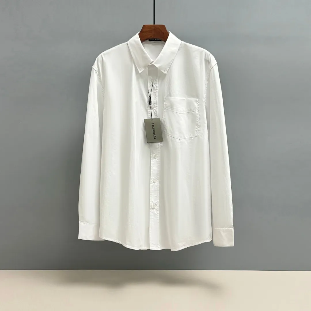 🅿️220 BALENCIAGA/Balenciaga early autumn thick plate printed shirt. Customized classic 40-count plain weave imitation Tencel Paris shirt fabric. Loose version. Three-dimensional upper body. Smooth and natural lines. From shoulder line to waistline to hem. Smooth transition of lines. No unnecessary folds or accumulation. The whole body is neat and stretched. Customized Paris logo engraved button. Patch pocket design on the left side of the chest. Matched with balenciaga imported thick glue printing embellishment on the back panel. The printing fits perfectly with the fabric. There will be no problems such as color fading, peeling off, etc. Size: S M L XL