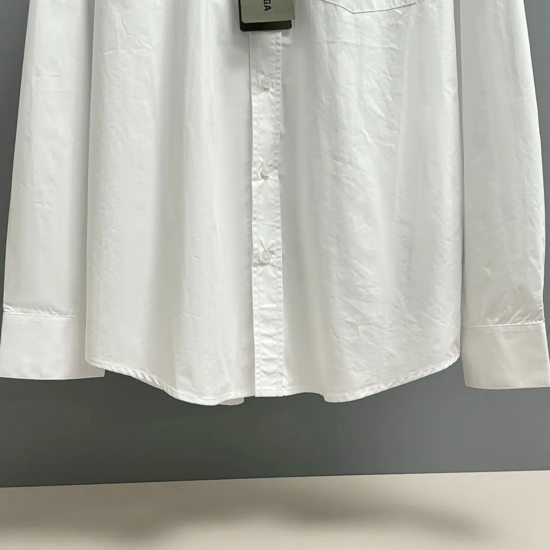 🅿️220 BALENCIAGA/Balenciaga early autumn thick plate printed shirt. Customized classic 40-count plain weave imitation Tencel Paris shirt fabric. Loose version. Three-dimensional upper body. Smooth and natural lines. From shoulder line to waistline to hem. Smooth transition of lines. No unnecessary folds or accumulation. The whole body is neat and stretched. Customized Paris logo engraved button. Patch pocket design on the left side of the chest. Matched with balenciaga imported thick glue printing embellishment on the back panel. The printing fits perfectly with the fabric. There will be no problems such as color fading, peeling off, etc. Size: S M L XL