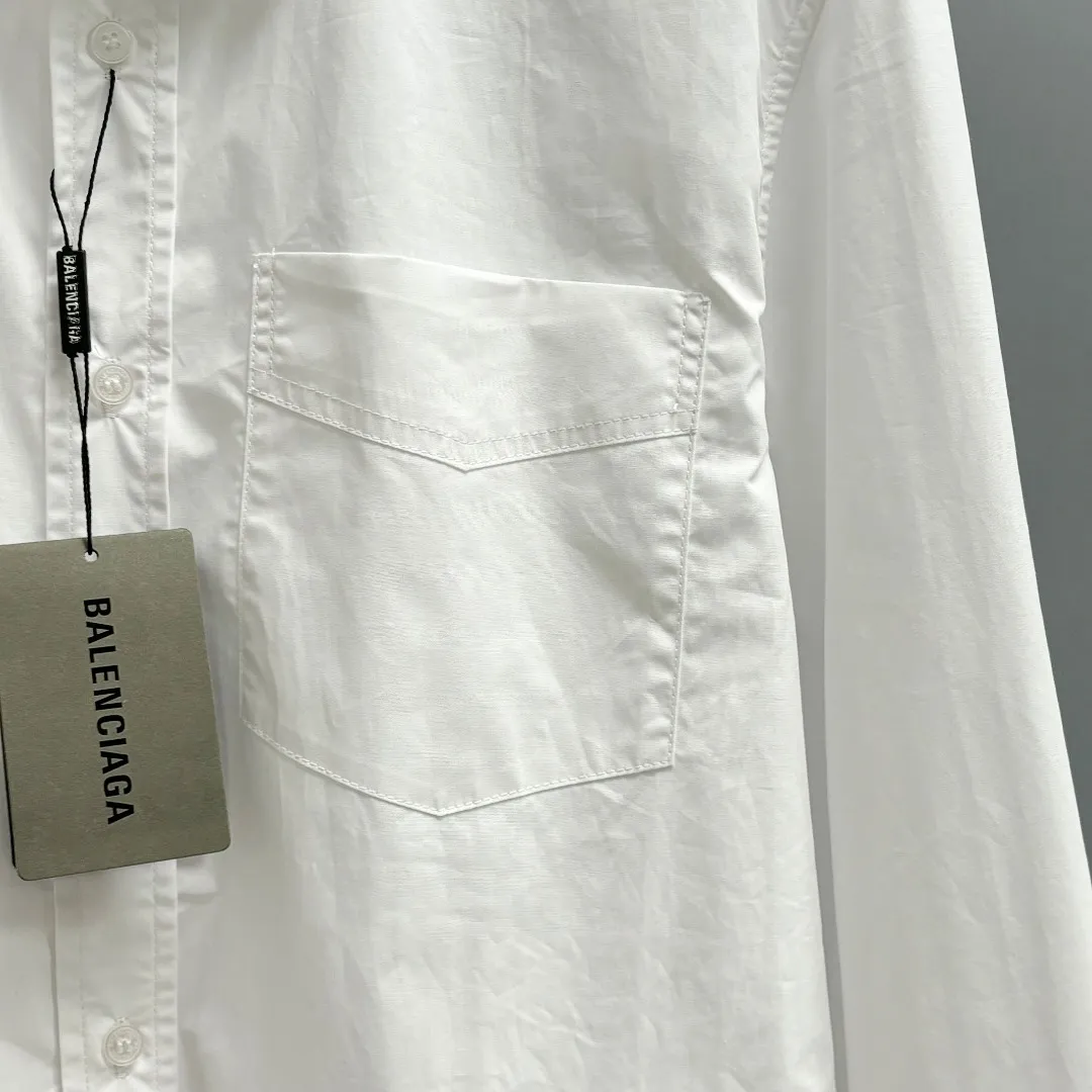 🅿️220 BALENCIAGA/Balenciaga early autumn thick plate printed shirt. Customized classic 40-count plain weave imitation Tencel Paris shirt fabric. Loose version. Three-dimensional upper body. Smooth and natural lines. From shoulder line to waistline to hem. Smooth transition of lines. No unnecessary folds or accumulation. The whole body is neat and stretched. Customized Paris logo engraved button. Patch pocket design on the left side of the chest. Matched with balenciaga imported thick glue printing embellishment on the back panel. The printing fits perfectly with the fabric. There will be no problems such as color fading, peeling off, etc. Size: S M L XL