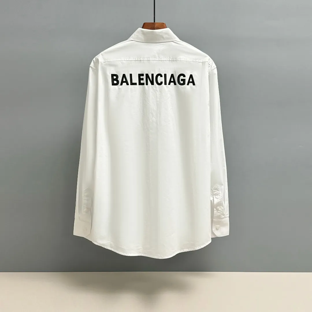 🅿️220 BALENCIAGA/Balenciaga early autumn thick plate printed shirt. Customized classic 40-count plain weave imitation Tencel Paris shirt fabric. Loose version. Three-dimensional upper body. Smooth and natural lines. From shoulder line to waistline to hem. Smooth transition of lines. No unnecessary folds or accumulation. The whole body is neat and stretched. Customized Paris logo engraved button. Patch pocket design on the left side of the chest. Matched with balenciaga imported thick glue printing embellishment on the back panel. The printing fits perfectly with the fabric. There will be no problems such as color fading, peeling off, etc. Size: S M L XL