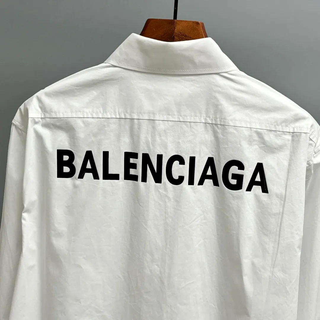 🅿️220 BALENCIAGA/Balenciaga early autumn thick plate printed shirt. Customized classic 40-count plain weave imitation Tencel Paris shirt fabric. Loose version. Three-dimensional upper body. Smooth and natural lines. From shoulder line to waistline to hem. Smooth transition of lines. No unnecessary folds or accumulation. The whole body is neat and stretched. Customized Paris logo engraved button. Patch pocket design on the left side of the chest. Matched with balenciaga imported thick glue printing embellishment on the back panel. The printing fits perfectly with the fabric. There will be no problems such as color fading, peeling off, etc. Size: S M L XL
