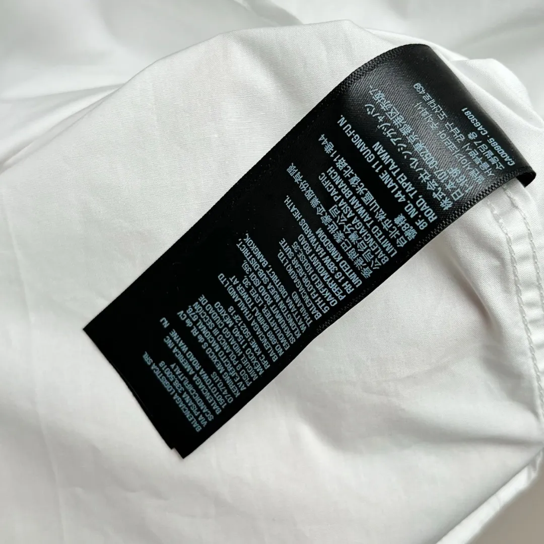 🅿️220 BALENCIAGA/Balenciaga early autumn thick plate printed shirt. Customized classic 40-count plain weave imitation Tencel Paris shirt fabric. Loose version. Three-dimensional upper body. Smooth and natural lines. From shoulder line to waistline to hem. Smooth transition of lines. No unnecessary folds or accumulation. The whole body is neat and stretched. Customized Paris logo engraved button. Patch pocket design on the left side of the chest. Matched with balenciaga imported thick glue printing embellishment on the back panel. The printing fits perfectly with the fabric. There will be no problems such as color fading, peeling off, etc. Size: S M L XL