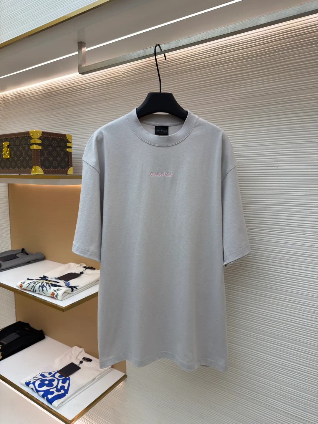 Balenciaga letter embroidered short sleeves ●Original version: Purchased and developed for 5600 ●Item number: 1682442-X95 ●Fabric: densely woven jersey fabric ●Technology: embroidery production ●Color: light gray ●Version: fitted version ●Weight: about 295 grams ●Size: Shown in a subtle and restrained manner, the minimalist and exquisite Balenciaga Back embroidery art on the chest is embellished, which is a concrete expression of the brand's soul. The back panel is deconstructed with Balenciaga Back embroidery into a flowing visual storm. Tenderness can be sharp, sweet and rebellious. Artists walking at the forefront of fashion outline their own fashion pictures. Adopt imported machine embroidery technology, use advanced computer control systems and precision mechanical components to achieve Balenciaga back embroidery operations with high precision. The lines are smooth and delicate, and the fabrics have been washed. It has a better hand feel and texture, is not easy to deform, is not easy to shrink, is not easy to fade, and maintains long-term beauty. The overall wiring is straight and delicate, the fabric is comfortable and soft, and the color is consistent without color difference. It can be matched with the same style to create a fashionable look and control various occasions. Customized accessories, complete with three standards, same style for men and women!