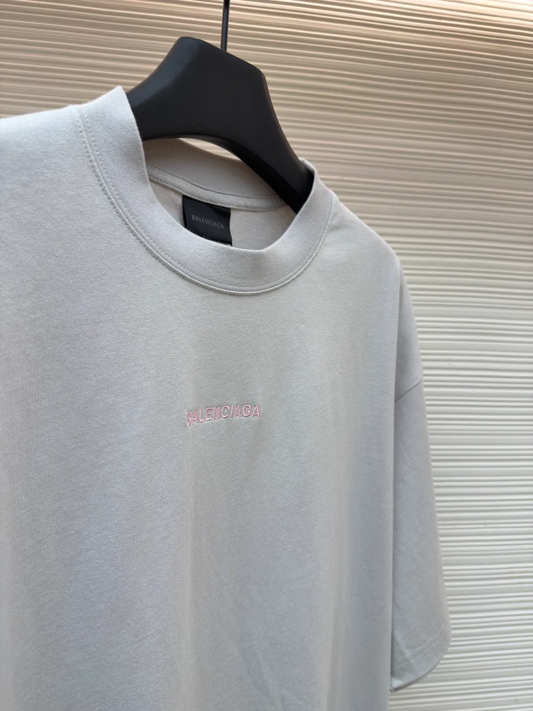 Balenciaga letter embroidered short sleeves ●Original version: Purchased and developed for 5600 ●Item number: 1682442-X95 ●Fabric: densely woven jersey fabric ●Technology: embroidery production ●Color: light gray ●Version: fitted version ●Weight: about 295 grams ●Size: Shown in a subtle and restrained manner, the minimalist and exquisite Balenciaga Back embroidery art on the chest is embellished, which is a concrete expression of the brand's soul. The back panel is deconstructed with Balenciaga Back embroidery into a flowing visual storm. Tenderness can be sharp, sweet and rebellious. Artists walking at the forefront of fashion outline their own fashion pictures. Adopt imported machine embroidery technology, use advanced computer control systems and precision mechanical components to achieve Balenciaga back embroidery operations with high precision. The lines are smooth and delicate, and the fabrics have been washed. It has a better hand feel and texture, is not easy to deform, is not easy to shrink, is not easy to fade, and maintains long-term beauty. The overall wiring is straight and delicate, the fabric is comfortable and soft, and the color is consistent without color difference. It can be matched with the same style to create a fashionable look and control various occasions. Customized accessories, complete with three standards, same style for men and women!