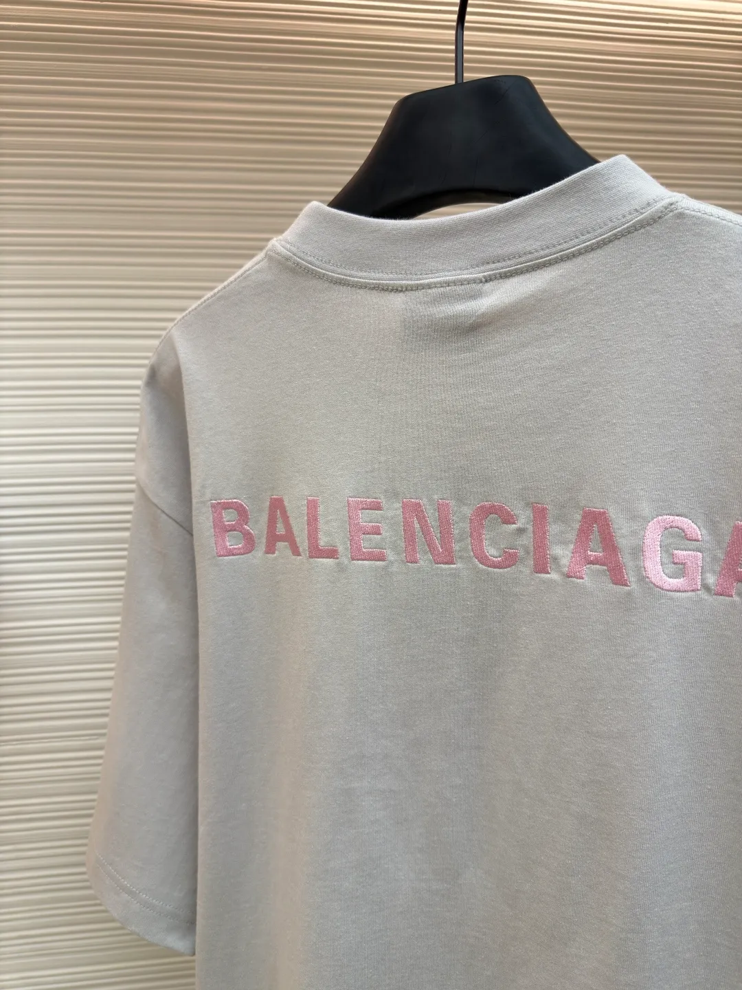 Balenciaga letter embroidered short sleeves ●Original version: Purchased and developed for 5600 ●Item number: 1682442-X95 ●Fabric: densely woven jersey fabric ●Technology: embroidery production ●Color: light gray ●Version: fitted version ●Weight: about 295 grams ●Size: Shown in a subtle and restrained manner, the minimalist and exquisite Balenciaga Back embroidery art on the chest is embellished, which is a concrete expression of the brand's soul. The back panel is deconstructed with Balenciaga Back embroidery into a flowing visual storm. Tenderness can be sharp, sweet and rebellious. Artists walking at the forefront of fashion outline their own fashion pictures. Adopt imported machine embroidery technology, use advanced computer control systems and precision mechanical components to achieve Balenciaga back embroidery operations with high precision. The lines are smooth and delicate, and the fabrics have been washed. It has a better hand feel and texture, is not easy to deform, is not easy to shrink, is not easy to fade, and maintains long-term beauty. The overall wiring is straight and delicate, the fabric is comfortable and soft, and the color is consistent without color difference. It can be matched with the same style to create a fashionable look and control various occasions. Customized accessories, complete with three standards, same style for men and women!