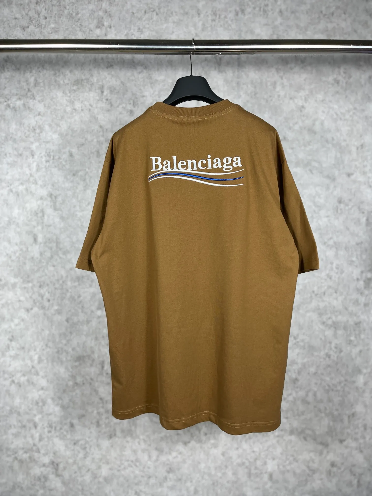 🅿️166 Real photos [Top version. Official website quality] BALENCI*GA/Paris#Classic.Coke embroidered short-sleeved T-shirt# The fabric is made of Paris ZP custom-woven and dyed cotton double yarn. Weighing 260 grams, the cloth surface is clean. The cloth pattern is clear, soft and comfortable. The threads are dyed with no color difference. The classic pattern embroidery uses an imported embroidery machine, and the embroidery thread color is embroidered according to the original color. It is produced according to the pictures in the special market. The letters are clear. The three-dimensional effect is strong. The version adopts the OS loose shoulder version. The same style for men and women. Coding: BL223028 Color: black. White. Dark gray. Brown. Light green. Purple. Off-white. Size: XS S M L