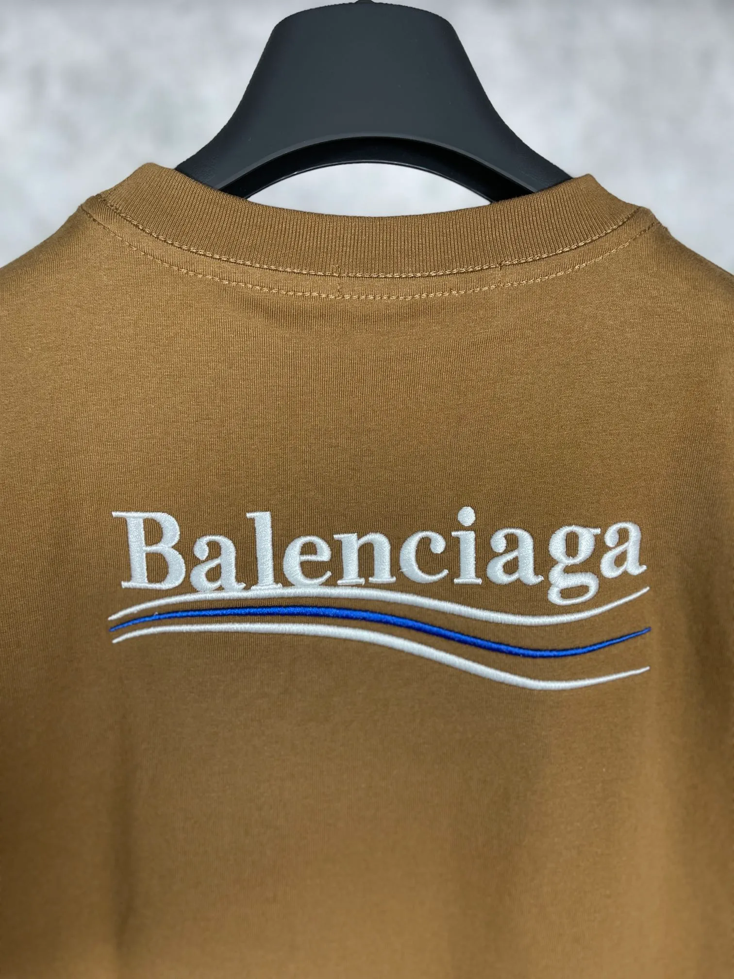 🅿️166 Real photos [Top version. Official website quality] BALENCI*GA/Paris#Classic.Coke embroidered short-sleeved T-shirt# The fabric is made of Paris ZP custom-woven and dyed cotton double yarn. Weighing 260 grams, the cloth surface is clean. The cloth pattern is clear, soft and comfortable. The threads are dyed with no color difference. The classic pattern embroidery uses an imported embroidery machine, and the embroidery thread color is embroidered according to the original color. It is produced according to the pictures in the special market. The letters are clear. The three-dimensional effect is strong. The version adopts the OS loose shoulder version. The same style for men and women. Coding: BL223028 Color: black. White. Dark gray. Brown. Light green. Purple. Off-white. Size: XS S M L