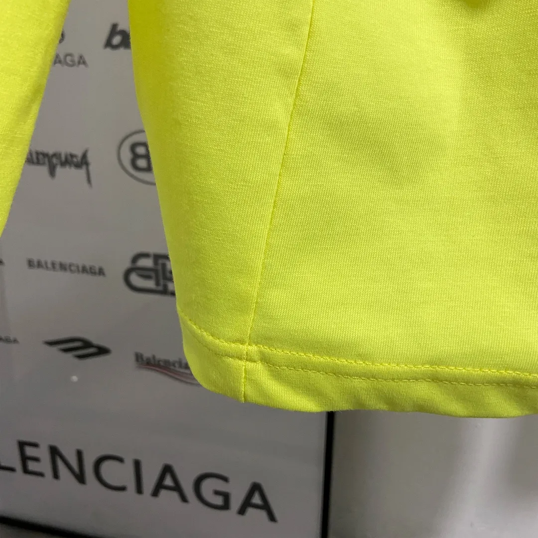 🅿️250 8151# Real photos Top version [[BALENCIA*GA] Official website quality Paris new joint football jersey long-sleeved T-shirt OS version Loose dropped shoulders Unisex style Fabric: 260g 100% cotton double yarn Process: Front and rear panel printing Front panel embroidery Garment washing Shape solid Color: Black White Pink Red Fluorescent Yellow Size: XS S M L