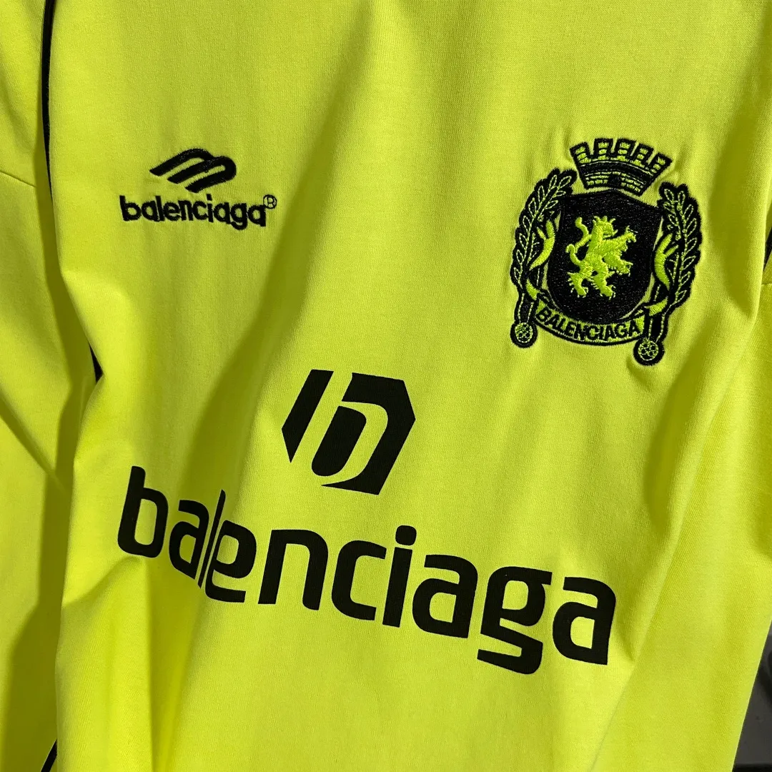 🅿️250 8151# Real photos Top version [[BALENCIA*GA] Official website quality Paris new joint football jersey long-sleeved T-shirt OS version Loose dropped shoulders Unisex style Fabric: 260g 100% cotton double yarn Process: Front and rear panel printing Front panel embroidery Garment washing Shape solid Color: Black White Pink Red Fluorescent Yellow Size: XS S M L