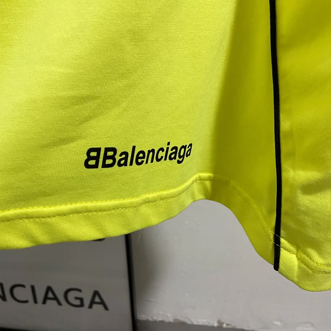 🅿️250 8151# Real photos Top version [[BALENCIA*GA] Official website quality Paris new joint football jersey long-sleeved T-shirt OS version Loose dropped shoulders Unisex style Fabric: 260g 100% cotton double yarn Process: Front and rear panel printing Front panel embroidery Garment washing Shape solid Color: Black White Pink Red Fluorescent Yellow Size: XS S M L