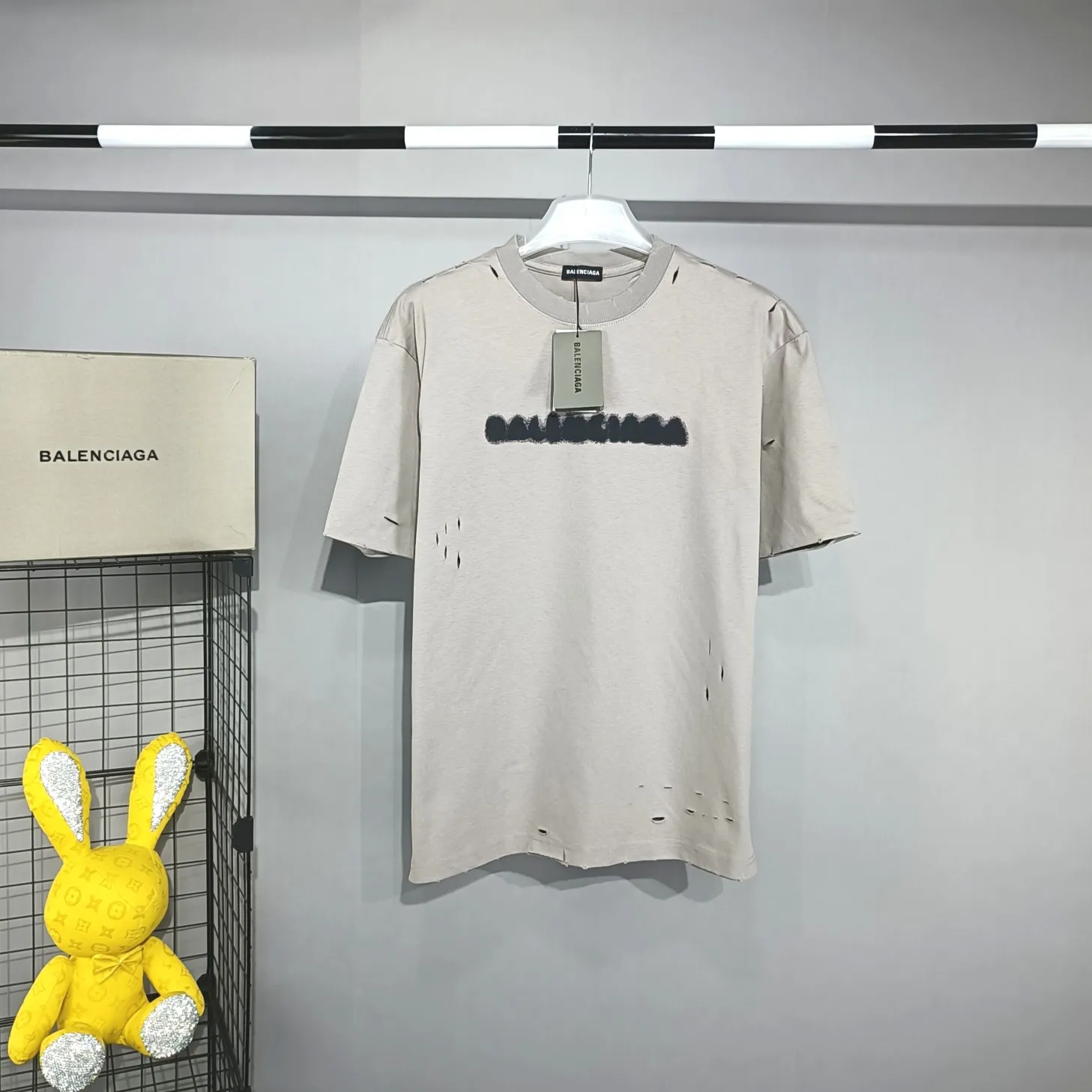 [Top tested version] BALENCIAGA 22S early spring new fashion hole phantom mosaic blurred letters loose short-sleeved T-shirt for men and women. Customized original version of 230g 32-count double-ply fabric. The fabric density is extremely high. The chest is printed with digital direct injection, which has a blurry mathematical pattern dizzy effect. It restores the hazy gradient phantom printing of the English "Balenciaga" on the chest without any difference. The intercalated gray is a yarn-dyed fabric, and the yarn is dyed first and then woven. Feel free to compare.  The fabric necklines are all artificially drilled and distressed by hand. There are laser holes on the chest and back to ensure that the fabric will not wrinkle or deform when holes are made.  Size: XS-L P: 250