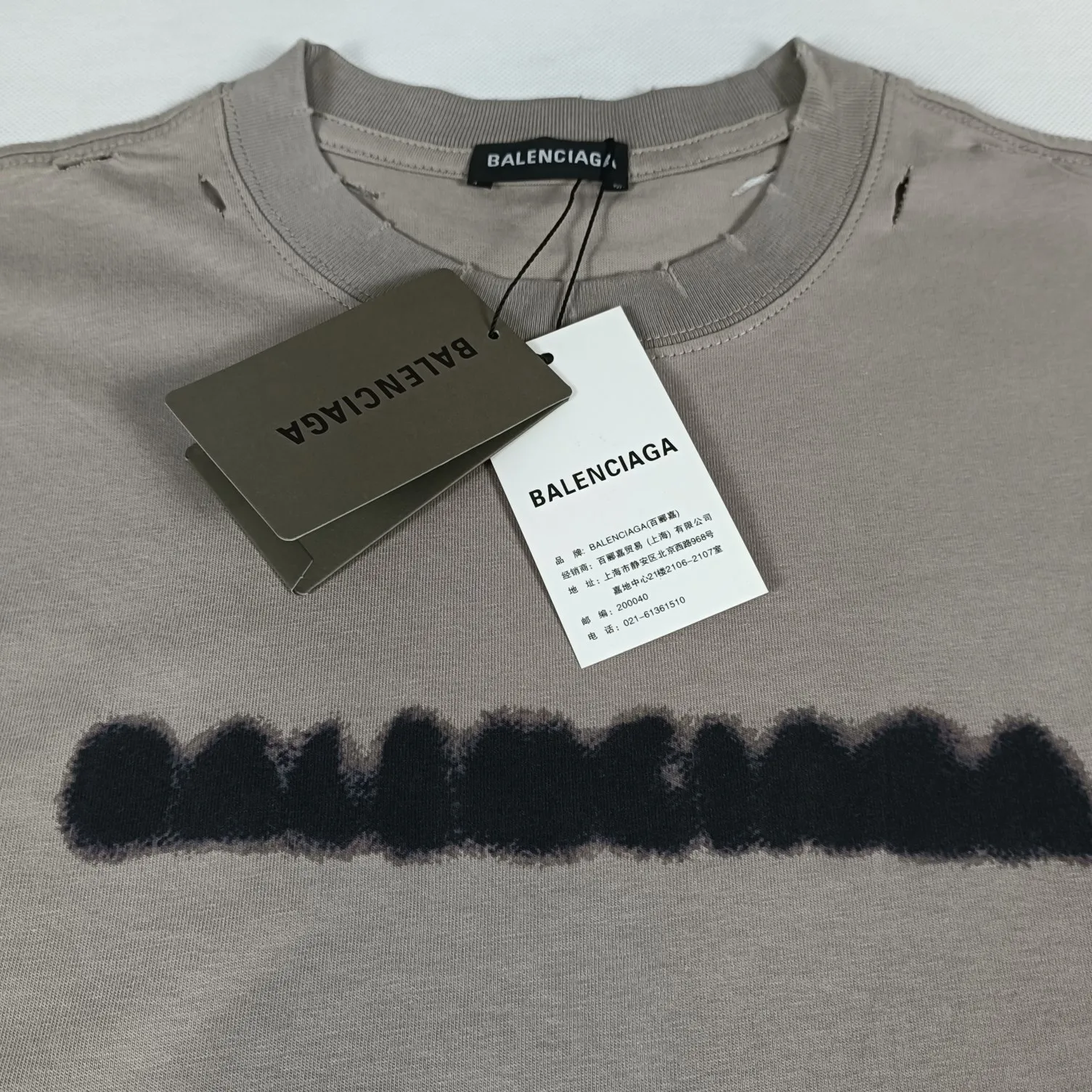 [Top tested version] BALENCIAGA 22S early spring new fashion hole phantom mosaic blurred letters loose short-sleeved T-shirt for men and women. Customized original version of 230g 32-count double-ply fabric. The fabric density is extremely high. The chest is printed with digital direct injection, which has a blurry mathematical pattern dizzy effect. It restores the hazy gradient phantom printing of the English "Balenciaga" on the chest without any difference. The intercalated gray is a yarn-dyed fabric, and the yarn is dyed first and then woven. Feel free to compare.  The fabric necklines are all artificially drilled and distressed by hand. There are laser holes on the chest and back to ensure that the fabric will not wrinkle or deform when holes are made.  Size: XS-L P: 250