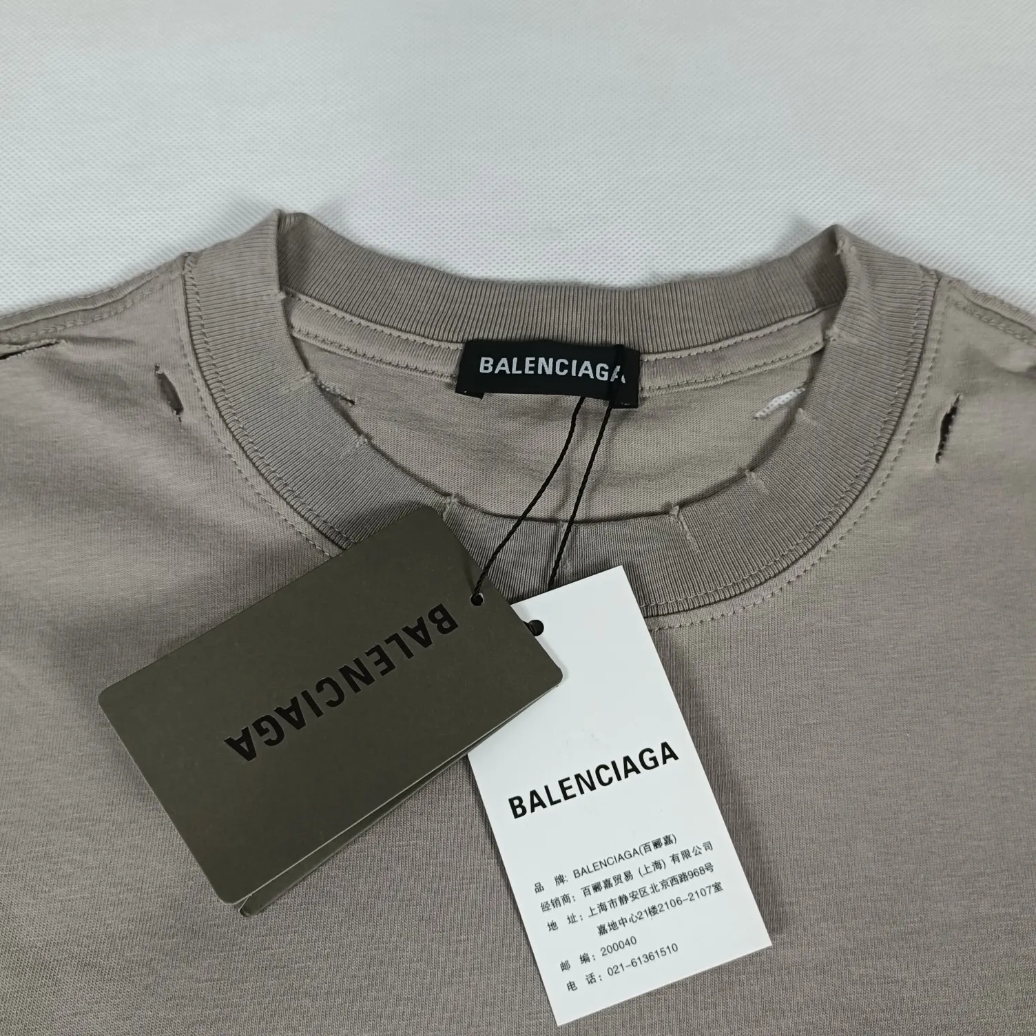 [Top tested version] BALENCIAGA 22S early spring new fashion hole phantom mosaic blurred letters loose short-sleeved T-shirt for men and women. Customized original version of 230g 32-count double-ply fabric. The fabric density is extremely high. The chest is printed with digital direct injection, which has a blurry mathematical pattern dizzy effect. It restores the hazy gradient phantom printing of the English "Balenciaga" on the chest without any difference. The intercalated gray is a yarn-dyed fabric, and the yarn is dyed first and then woven. Feel free to compare.  The fabric necklines are all artificially drilled and distressed by hand. There are laser holes on the chest and back to ensure that the fabric will not wrinkle or deform when holes are made.  Size: XS-L P: 250