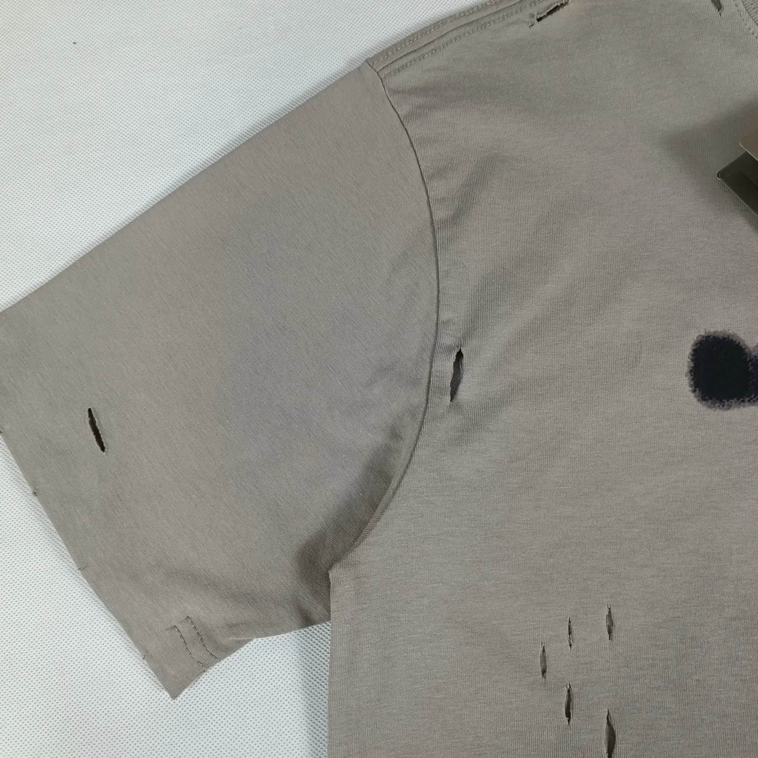 [Top tested version] BALENCIAGA 22S early spring new fashion hole phantom mosaic blurred letters loose short-sleeved T-shirt for men and women. Customized original version of 230g 32-count double-ply fabric. The fabric density is extremely high. The chest is printed with digital direct injection, which has a blurry mathematical pattern dizzy effect. It restores the hazy gradient phantom printing of the English "Balenciaga" on the chest without any difference. The intercalated gray is a yarn-dyed fabric, and the yarn is dyed first and then woven. Feel free to compare.  The fabric necklines are all artificially drilled and distressed by hand. There are laser holes on the chest and back to ensure that the fabric will not wrinkle or deform when holes are made.  Size: XS-L P: 250