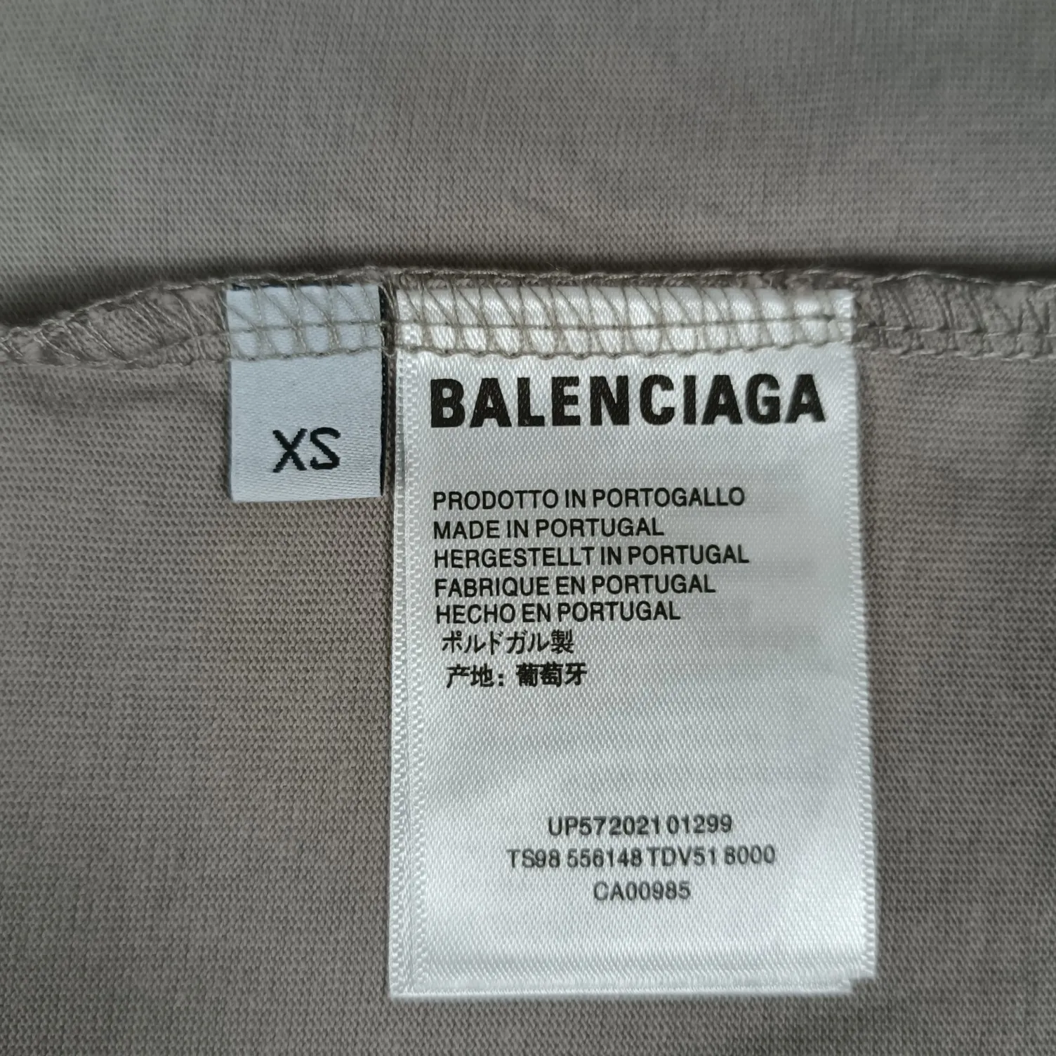 [Top tested version] BALENCIAGA 22S early spring new fashion hole phantom mosaic blurred letters loose short-sleeved T-shirt for men and women. Customized original version of 230g 32-count double-ply fabric. The fabric density is extremely high. The chest is printed with digital direct injection, which has a blurry mathematical pattern dizzy effect. It restores the hazy gradient phantom printing of the English "Balenciaga" on the chest without any difference. The intercalated gray is a yarn-dyed fabric, and the yarn is dyed first and then woven. Feel free to compare.  The fabric necklines are all artificially drilled and distressed by hand. There are laser holes on the chest and back to ensure that the fabric will not wrinkle or deform when holes are made.  Size: XS-L P: 250