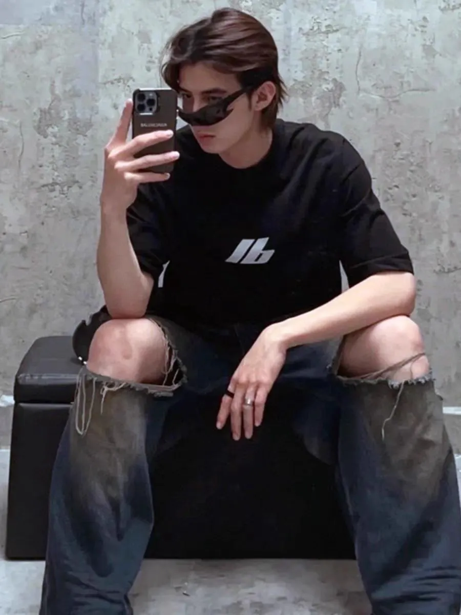 ♻️💯Refer to the model picture for the upper body❤️The top version of Balenciaga 24SS new reflective logo printing short-sleeved T-shirt. The fabric is made of 32-count 260g combed cotton. It is soft to the touch and skin-friendly. It does not pill or fade. 🤑Full set of customized accessories. The original shell film is customized. The threads are dyed with no color difference. The classic logo is printed with 3M reflective three-dimensional printing. The writing is clear and the effect is three-dimensional. The logo will also reflect when you go out for a walk at night. I feel like a star 😍 The fit is loose and I don’t care about my body shape. Whoever wears it will look better. Simple and fashionable. Recommended to all friends who like comfort and taste. Size: XS-L Color: Black P: 260