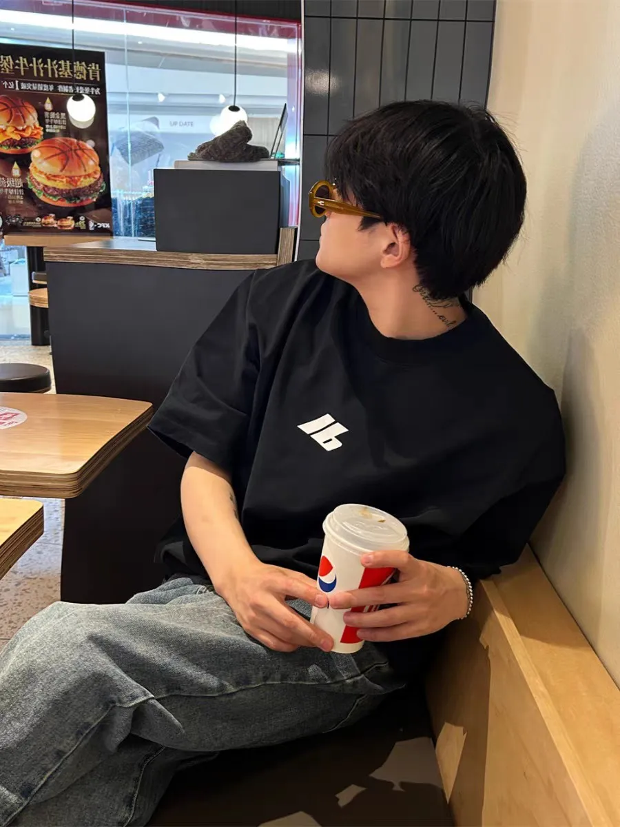 ♻️💯Refer to the model picture for the upper body❤️The top version of Balenciaga 24SS new reflective logo printing short-sleeved T-shirt. The fabric is made of 32-count 260g combed cotton. It is soft to the touch and skin-friendly. It does not pill or fade. 🤑Full set of customized accessories. The original shell film is customized. The threads are dyed with no color difference. The classic logo is printed with 3M reflective three-dimensional printing. The writing is clear and the effect is three-dimensional. The logo will also reflect when you go out for a walk at night. I feel like a star 😍 The fit is loose and I don’t care about my body shape. Whoever wears it will look better. Simple and fashionable. Recommended to all friends who like comfort and taste. Size: XS-L Color: Black P: 260