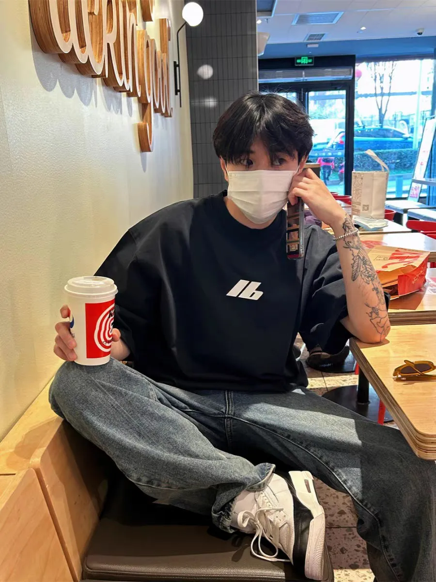 ♻️💯Refer to the model picture for the upper body❤️The top version of Balenciaga 24SS new reflective logo printing short-sleeved T-shirt. The fabric is made of 32-count 260g combed cotton. It is soft to the touch and skin-friendly. It does not pill or fade. 🤑Full set of customized accessories. The original shell film is customized. The threads are dyed with no color difference. The classic logo is printed with 3M reflective three-dimensional printing. The writing is clear and the effect is three-dimensional. The logo will also reflect when you go out for a walk at night. I feel like a star 😍 The fit is loose and I don’t care about my body shape. Whoever wears it will look better. Simple and fashionable. Recommended to all friends who like comfort and taste. Size: XS-L Color: Black P: 260