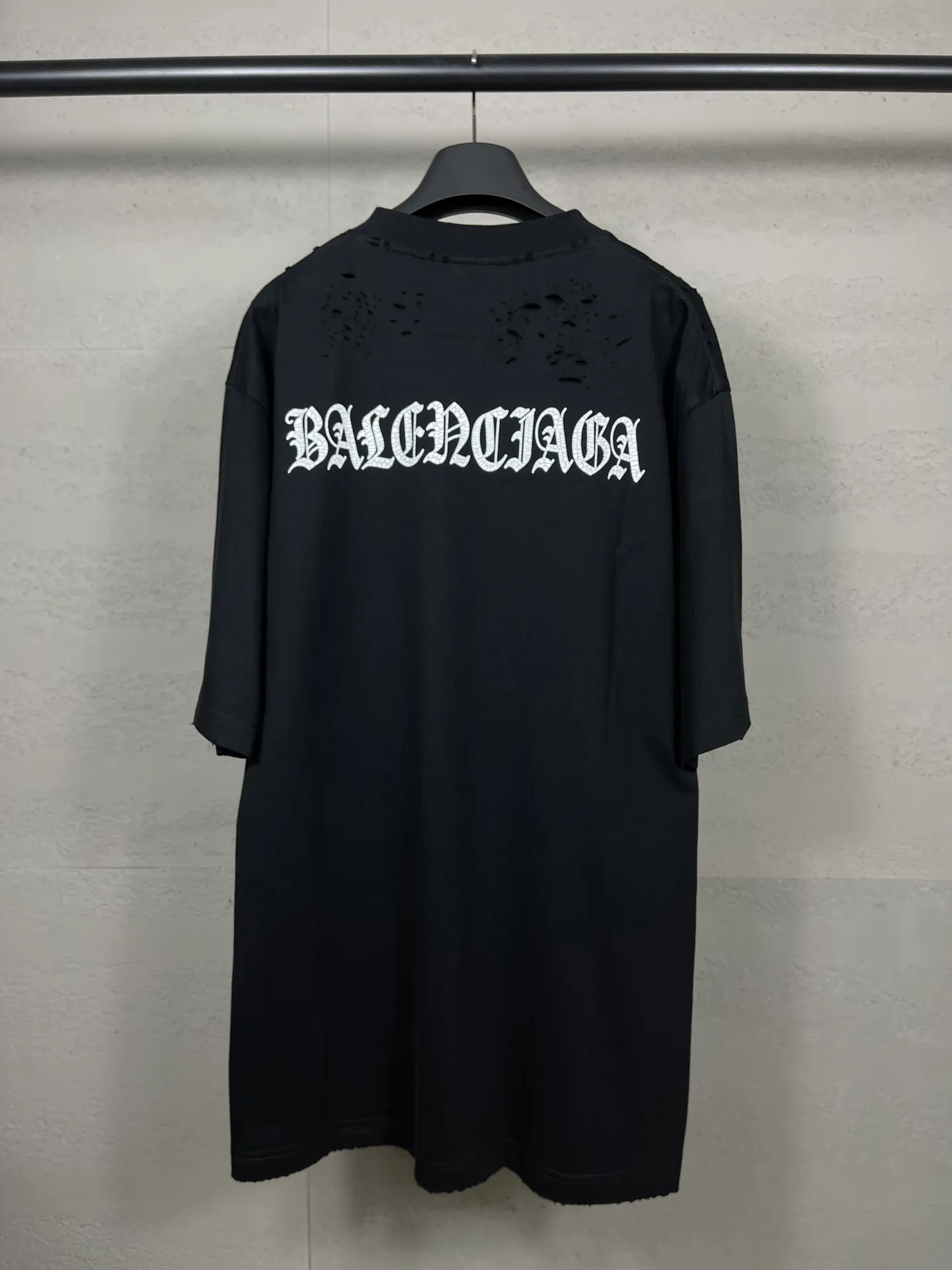 🅿️186 Actual pictures [Top version. Official website quality] BALENCI*GA/Paris. Back LOGO washed and worn series new T-shirt #2024 new style. The reverse stitching design is full of sense. The new LOGO crack printing is used on the back, and the ready-made clothes are washed and worn. Notice! ️This original version is made of reverse stitching, worn and washed to make it old. It is the normal practice in Jubie market #2024 spring and summer brick cabinet synchronization. Welcome to compare. The fabric is made of Paris ZP custom-woven and dyed cotton double yarn, with a weight of 260 grams. The cloth surface is clean. The cloth pattern is clear, soft and comfortable. The threads are dyed with no color difference. The classic letter LOGO is printed with imported environmentally friendly glue. The letters are clear and the effect is three-dimensional. Restore the brick cabinet, adopt OS loose shoulder style. Same style for men and women. Coding: BL223358 Color: black, pink (the price of pink is different) Size: XS to L