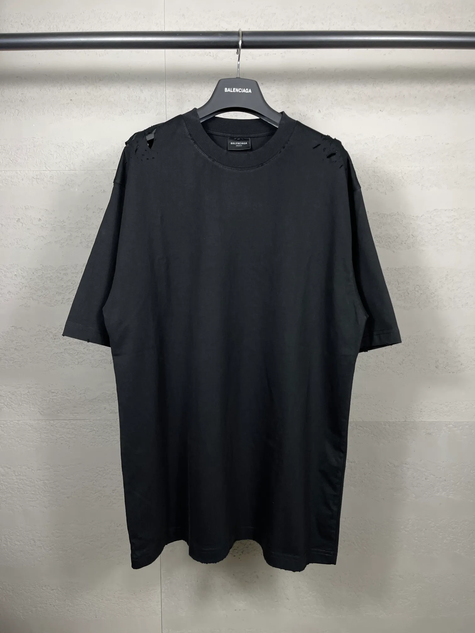 🅿️186 Actual pictures [Top version. Official website quality] BALENCI*GA/Paris. Back LOGO washed and worn series new T-shirt #2024 new style. The reverse stitching design is full of sense. The new LOGO crack printing is used on the back, and the ready-made clothes are washed and worn. Notice! ️This original version is made of reverse stitching, worn and washed to make it old. It is the normal practice in Jubie market #2024 spring and summer brick cabinet synchronization. Welcome to compare. The fabric is made of Paris ZP custom-woven and dyed cotton double yarn, with a weight of 260 grams. The cloth surface is clean. The cloth pattern is clear, soft and comfortable. The threads are dyed with no color difference. The classic letter LOGO is printed with imported environmentally friendly glue. The letters are clear and the effect is three-dimensional. Restore the brick cabinet, adopt OS loose shoulder style. Same style for men and women. Coding: BL223358 Color: black, pink (the price of pink is different) Size: XS to L