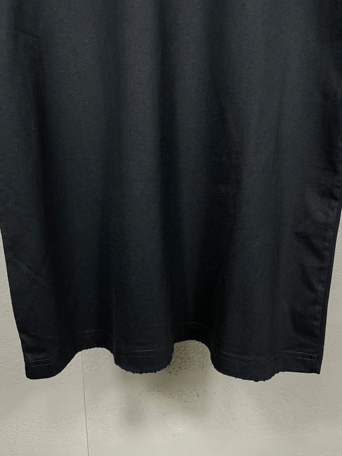 🅿️186 Actual pictures [Top version. Official website quality] BALENCI*GA/Paris. Back LOGO washed and worn series new T-shirt #2024 new style. The reverse stitching design is full of sense. The new LOGO crack printing is used on the back, and the ready-made clothes are washed and worn. Notice! ️This original version is made of reverse stitching, worn and washed to make it old. It is the normal practice in Jubie market #2024 spring and summer brick cabinet synchronization. Welcome to compare. The fabric is made of Paris ZP custom-woven and dyed cotton double yarn, with a weight of 260 grams. The cloth surface is clean. The cloth pattern is clear, soft and comfortable. The threads are dyed with no color difference. The classic letter LOGO is printed with imported environmentally friendly glue. The letters are clear and the effect is three-dimensional. Restore the brick cabinet, adopt OS loose shoulder style. Same style for men and women. Coding: BL223358 Color: black, pink (the price of pink is different) Size: XS to L