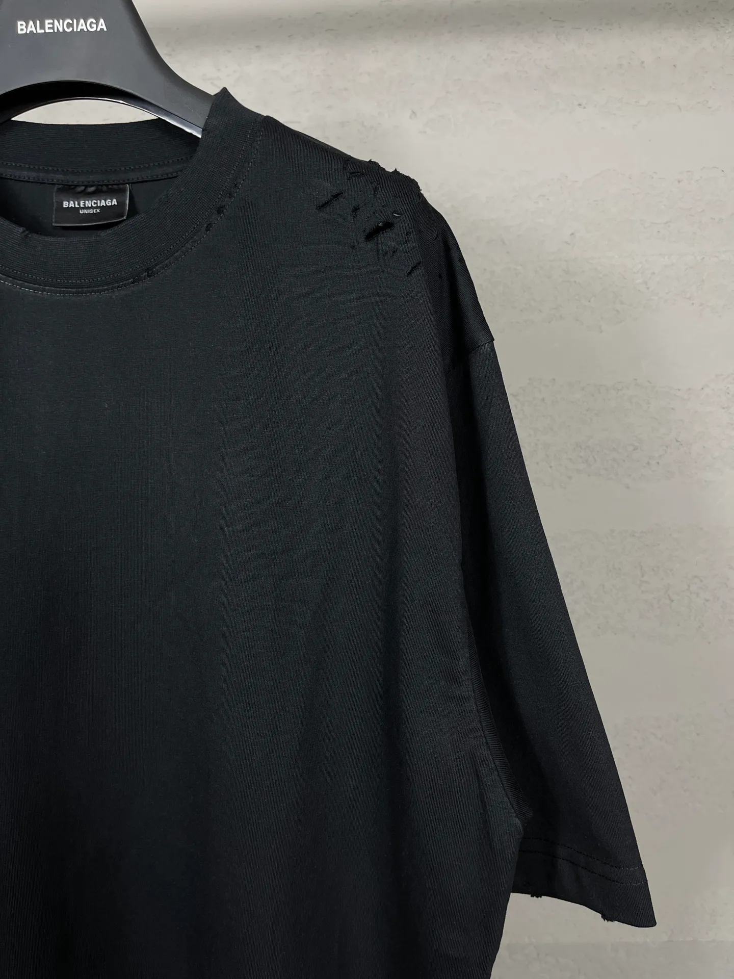 🅿️186 Actual pictures [Top version. Official website quality] BALENCI*GA/Paris. Back LOGO washed and worn series new T-shirt #2024 new style. The reverse stitching design is full of sense. The new LOGO crack printing is used on the back, and the ready-made clothes are washed and worn. Notice! ️This original version is made of reverse stitching, worn and washed to make it old. It is the normal practice in Jubie market #2024 spring and summer brick cabinet synchronization. Welcome to compare. The fabric is made of Paris ZP custom-woven and dyed cotton double yarn, with a weight of 260 grams. The cloth surface is clean. The cloth pattern is clear, soft and comfortable. The threads are dyed with no color difference. The classic letter LOGO is printed with imported environmentally friendly glue. The letters are clear and the effect is three-dimensional. Restore the brick cabinet, adopt OS loose shoulder style. Same style for men and women. Coding: BL223358 Color: black, pink (the price of pink is different) Size: XS to L