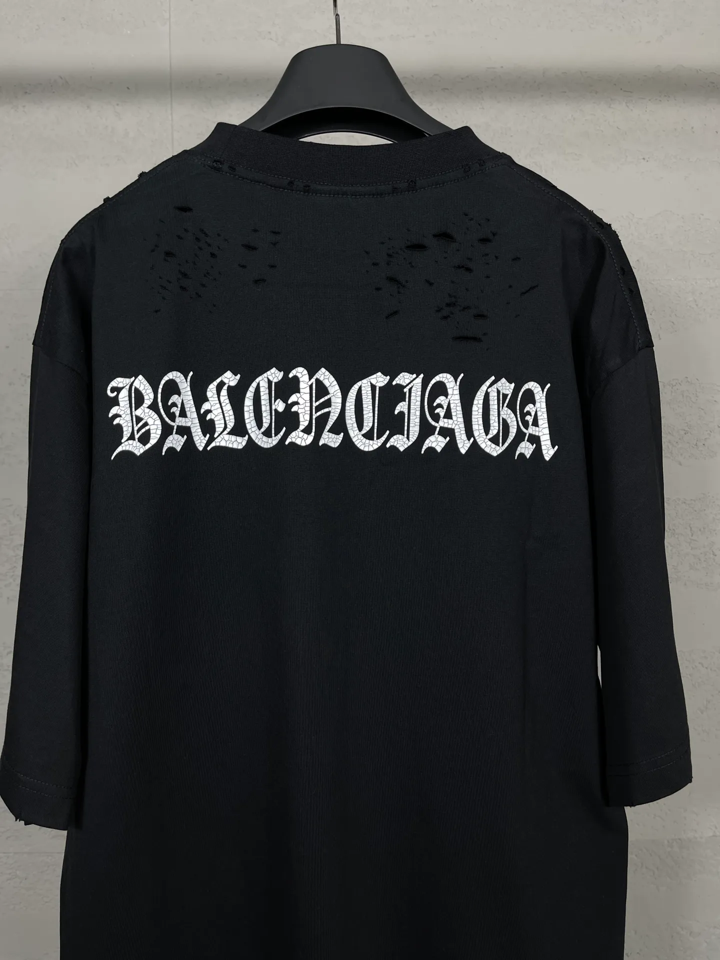 🅿️186 Actual pictures [Top version. Official website quality] BALENCI*GA/Paris. Back LOGO washed and worn series new T-shirt #2024 new style. The reverse stitching design is full of sense. The new LOGO crack printing is used on the back, and the ready-made clothes are washed and worn. Notice! ️This original version is made of reverse stitching, worn and washed to make it old. It is the normal practice in Jubie market #2024 spring and summer brick cabinet synchronization. Welcome to compare. The fabric is made of Paris ZP custom-woven and dyed cotton double yarn, with a weight of 260 grams. The cloth surface is clean. The cloth pattern is clear, soft and comfortable. The threads are dyed with no color difference. The classic letter LOGO is printed with imported environmentally friendly glue. The letters are clear and the effect is three-dimensional. Restore the brick cabinet, adopt OS loose shoulder style. Same style for men and women. Coding: BL223358 Color: black, pink (the price of pink is different) Size: XS to L