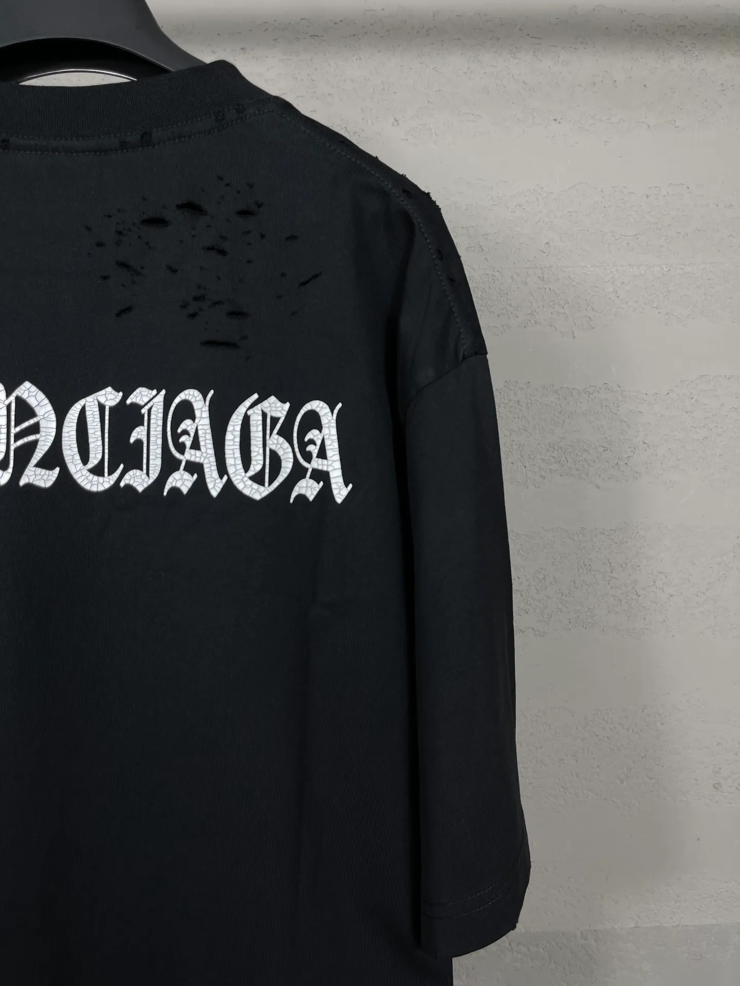 🅿️186 Actual pictures [Top version. Official website quality] BALENCI*GA/Paris. Back LOGO washed and worn series new T-shirt #2024 new style. The reverse stitching design is full of sense. The new LOGO crack printing is used on the back, and the ready-made clothes are washed and worn. Notice! ️This original version is made of reverse stitching, worn and washed to make it old. It is the normal practice in Jubie market #2024 spring and summer brick cabinet synchronization. Welcome to compare. The fabric is made of Paris ZP custom-woven and dyed cotton double yarn, with a weight of 260 grams. The cloth surface is clean. The cloth pattern is clear, soft and comfortable. The threads are dyed with no color difference. The classic letter LOGO is printed with imported environmentally friendly glue. The letters are clear and the effect is three-dimensional. Restore the brick cabinet, adopt OS loose shoulder style. Same style for men and women. Coding: BL223358 Color: black, pink (the price of pink is different) Size: XS to L