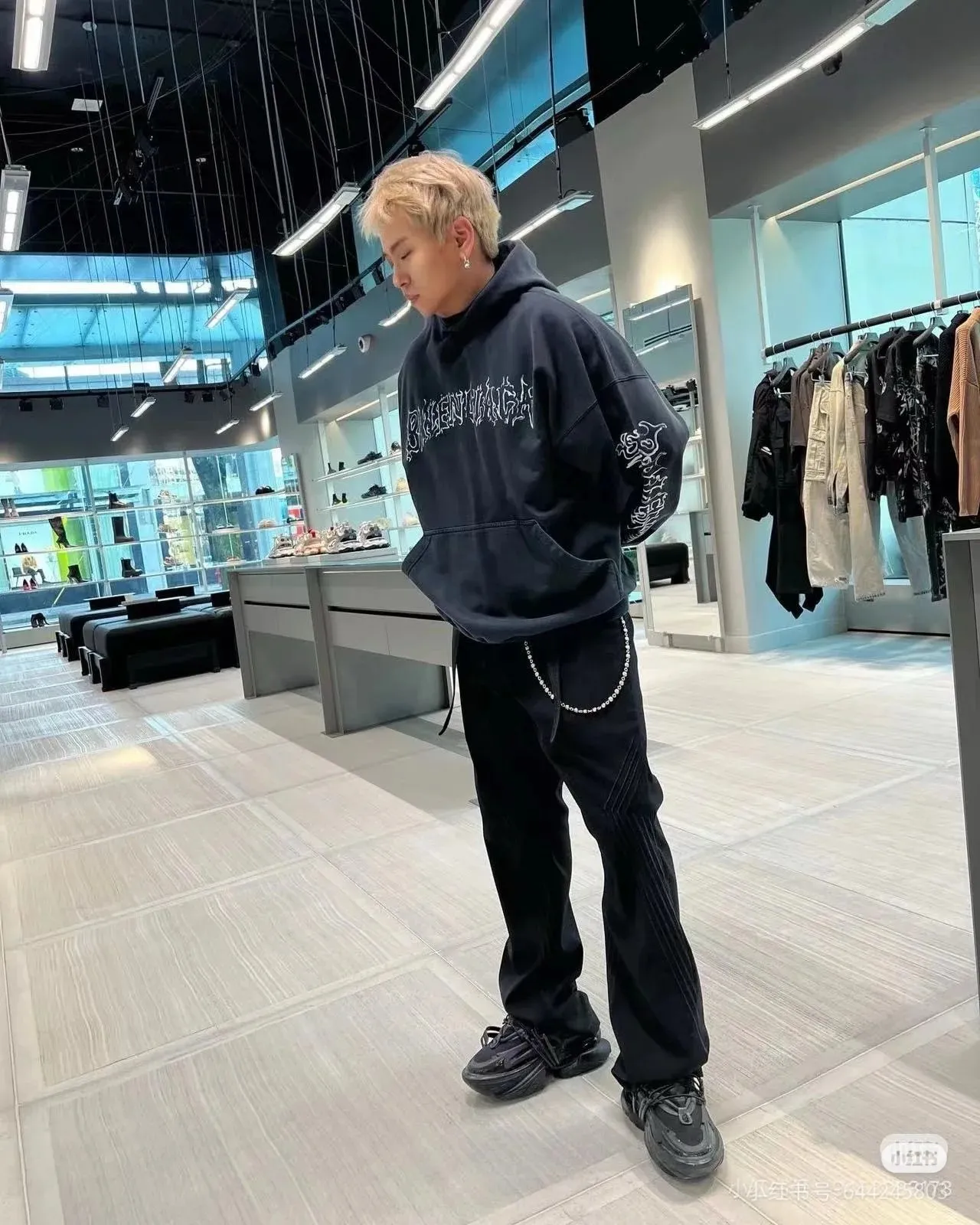 ♻️💯Reference model picture for the upper body❤️Top version of Balenciaga graffiti Sanskrit printed hooded sweatshirt ✅No.1 quality in this market Real ceiling quality ✅All original development drawings pay attention to details to avoid mixed use of stolen pictures by merchants ✅Correct 450g custom-woven and dyed 100% cotton double yarn compact cotton fabric ✅Imported Kangli direct-injection printing color ZP consistent ✅Letter tearing process, clear and firm, no hand feeling ✅Ready-made garments washed and distressed, overweight craftsmanship The color fastness is good and the ZP is consistent. Let me explain why mine is a little more expensive than others. 1. It seems to be a simple printing or embroidery. In fact, it is not simple at all. 10000% imported machine restoration is not just a lip service. You are welcome to compare with peers. 2. Each model is produced by the company. The details of the workmanship and fabrics are consistent with the original ones. There is no color difference between the ones at the counters. It is not scary to reproduce. Who is fake will be embarrassed. It’s not shameful to make a replica, it’s shameful if you can’t buy the correct version if you make a replica.  3. Note that the threaded collars are all original collars of certain countries and regions, with high wrapping. The width of the neckline and cabinets are accurate to the millimeter. Thick necklines are not easy to deform. The collars of high-end products are all restored cabinets. They are different from the big collars in the world. Ordinary garbage short-sleeves are printed with a print. The clavicle of the upper body is exposed. Please be patient. Customers who have bought genuine products or have seen genuine products will come back to place orders again. This is quality. This is quality. 4. Different styles of washed wheat main wheat, including imported wheat, have different colors and codes. Really restore the counter. As we all know, Balenciaga's collar labels in each quarter have different English or different colors. This distinguishes fast food from the world's same-colored main wheat washed wheat. 5. Pay attention to the workmanship. The stitching at the neckline has no folds, smooth and natural without overlapping lines, and truly restores this. This is something that many people cannot do. 6. The fabric is made of 450g Paris-specific double yarn. No one can make better fabrics than my family. There's really no way to compare it with the ordinary version on the market. Respect it. It's genuine and costs thousands of dollars anyway. Don't go wrong with the quality of street stall products. 7. The workmanship is fully restored and the packaging is fully restored. The cost is huge. 8. I guarantee here that this is the highest quality you can find. P: 490 Size: XS-S-M-L (The correct version is very large)