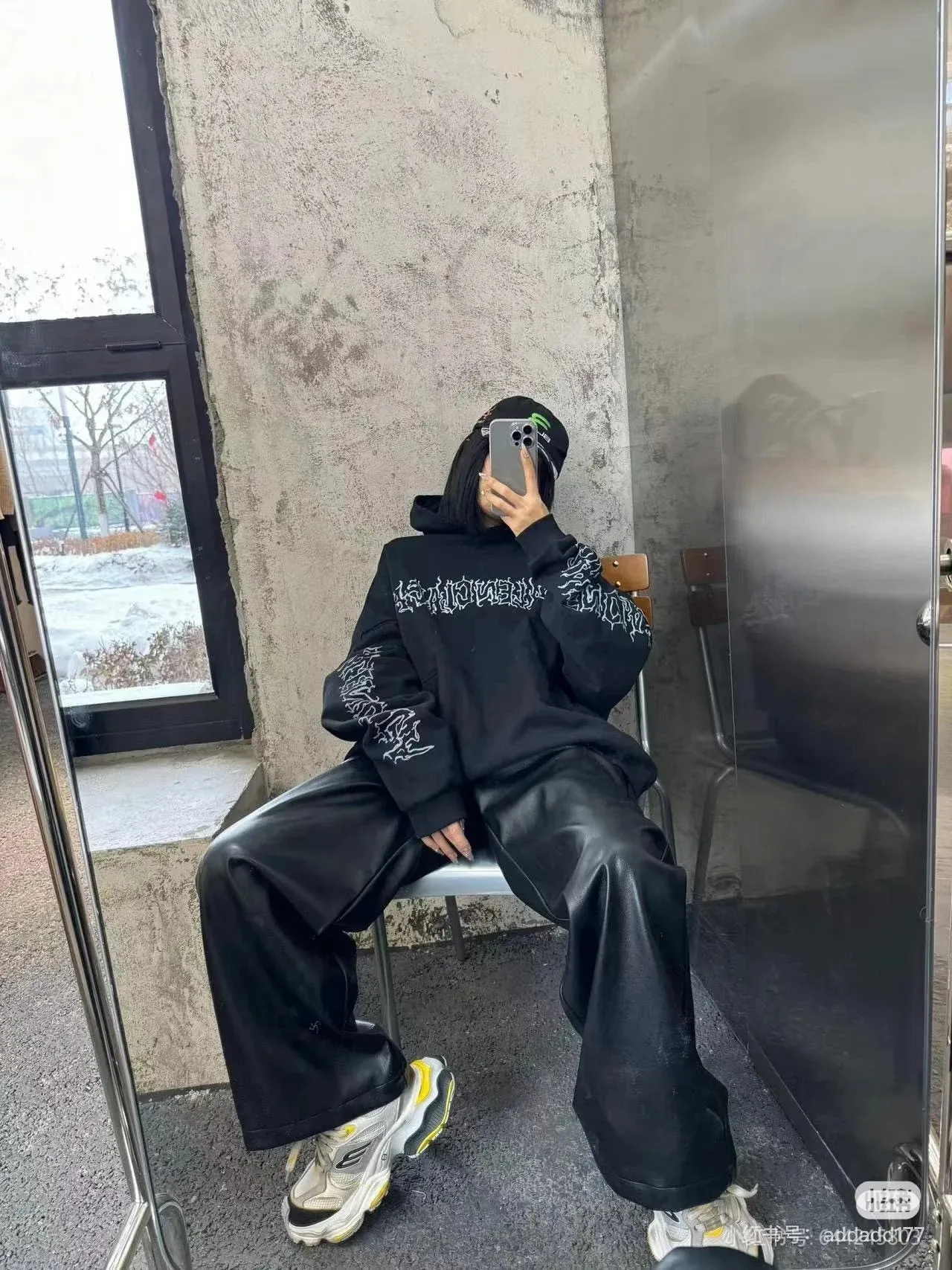 ♻️💯Reference model picture for the upper body❤️Top version of Balenciaga graffiti Sanskrit printed hooded sweatshirt ✅No.1 quality in this market Real ceiling quality ✅All original development drawings pay attention to details to avoid mixed use of stolen pictures by merchants ✅Correct 450g custom-woven and dyed 100% cotton double yarn compact cotton fabric ✅Imported Kangli direct-injection printing color ZP consistent ✅Letter tearing process, clear and firm, no hand feeling ✅Ready-made garments washed and distressed, overweight craftsmanship The color fastness is good and the ZP is consistent. Let me explain why mine is a little more expensive than others. 1. It seems to be a simple printing or embroidery. In fact, it is not simple at all. 10000% imported machine restoration is not just a lip service. You are welcome to compare with peers. 2. Each model is produced by the company. The details of the workmanship and fabrics are consistent with the original ones. There is no color difference between the ones at the counters. It is not scary to reproduce. Who is fake will be embarrassed. It’s not shameful to make a replica, it’s shameful if you can’t buy the correct version if you make a replica.  3. Note that the threaded collars are all original collars of certain countries and regions, with high wrapping. The width of the neckline and cabinets are accurate to the millimeter. Thick necklines are not easy to deform. The collars of high-end products are all restored cabinets. They are different from the big collars in the world. Ordinary garbage short-sleeves are printed with a print. The clavicle of the upper body is exposed. Please be patient. Customers who have bought genuine products or have seen genuine products will come back to place orders again. This is quality. This is quality. 4. Different styles of washed wheat main wheat, including imported wheat, have different colors and codes. Really restore the counter. As we all know, Balenciaga's collar labels in each quarter have different English or different colors. This distinguishes fast food from the world's same-colored main wheat washed wheat. 5. Pay attention to the workmanship. The stitching at the neckline has no folds, smooth and natural without overlapping lines, and truly restores this. This is something that many people cannot do. 6. The fabric is made of 450g Paris-specific double yarn. No one can make better fabrics than my family. There's really no way to compare it with the ordinary version on the market. Respect it. It's genuine and costs thousands of dollars anyway. Don't go wrong with the quality of street stall products. 7. The workmanship is fully restored and the packaging is fully restored. The cost is huge. 8. I guarantee here that this is the highest quality you can find. P: 490 Size: XS-S-M-L (The correct version is very large)