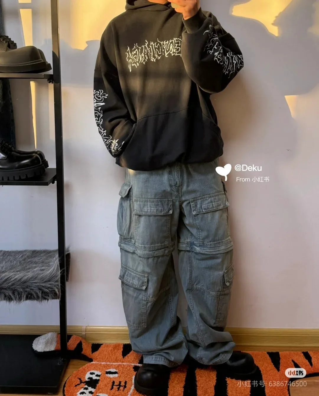 ♻️💯Reference model picture for the upper body❤️Top version of Balenciaga graffiti Sanskrit printed hooded sweatshirt ✅No.1 quality in this market Real ceiling quality ✅All original development drawings pay attention to details to avoid mixed use of stolen pictures by merchants ✅Correct 450g custom-woven and dyed 100% cotton double yarn compact cotton fabric ✅Imported Kangli direct-injection printing color ZP consistent ✅Letter tearing process, clear and firm, no hand feeling ✅Ready-made garments washed and distressed, overweight craftsmanship The color fastness is good and the ZP is consistent. Let me explain why mine is a little more expensive than others. 1. It seems to be a simple printing or embroidery. In fact, it is not simple at all. 10000% imported machine restoration is not just a lip service. You are welcome to compare with peers. 2. Each model is produced by the company. The details of the workmanship and fabrics are consistent with the original ones. There is no color difference between the ones at the counters. It is not scary to reproduce. Who is fake will be embarrassed. It’s not shameful to make a replica, it’s shameful if you can’t buy the correct version if you make a replica.  3. Note that the threaded collars are all original collars of certain countries and regions, with high wrapping. The width of the neckline and cabinets are accurate to the millimeter. Thick necklines are not easy to deform. The collars of high-end products are all restored cabinets. They are different from the big collars in the world. Ordinary garbage short-sleeves are printed with a print. The clavicle of the upper body is exposed. Please be patient. Customers who have bought genuine products or have seen genuine products will come back to place orders again. This is quality. This is quality. 4. Different styles of washed wheat main wheat, including imported wheat, have different colors and codes. Really restore the counter. As we all know, Balenciaga's collar labels in each quarter have different English or different colors. This distinguishes fast food from the world's same-colored main wheat washed wheat. 5. Pay attention to the workmanship. The stitching at the neckline has no folds, smooth and natural without overlapping lines, and truly restores this. This is something that many people cannot do. 6. The fabric is made of 450g Paris-specific double yarn. No one can make better fabrics than my family. There's really no way to compare it with the ordinary version on the market. Respect it. It's genuine and costs thousands of dollars anyway. Don't go wrong with the quality of street stall products. 7. The workmanship is fully restored and the packaging is fully restored. The cost is huge. 8. I guarantee here that this is the highest quality you can find. P: 490 Size: XS-S-M-L (The correct version is very large)