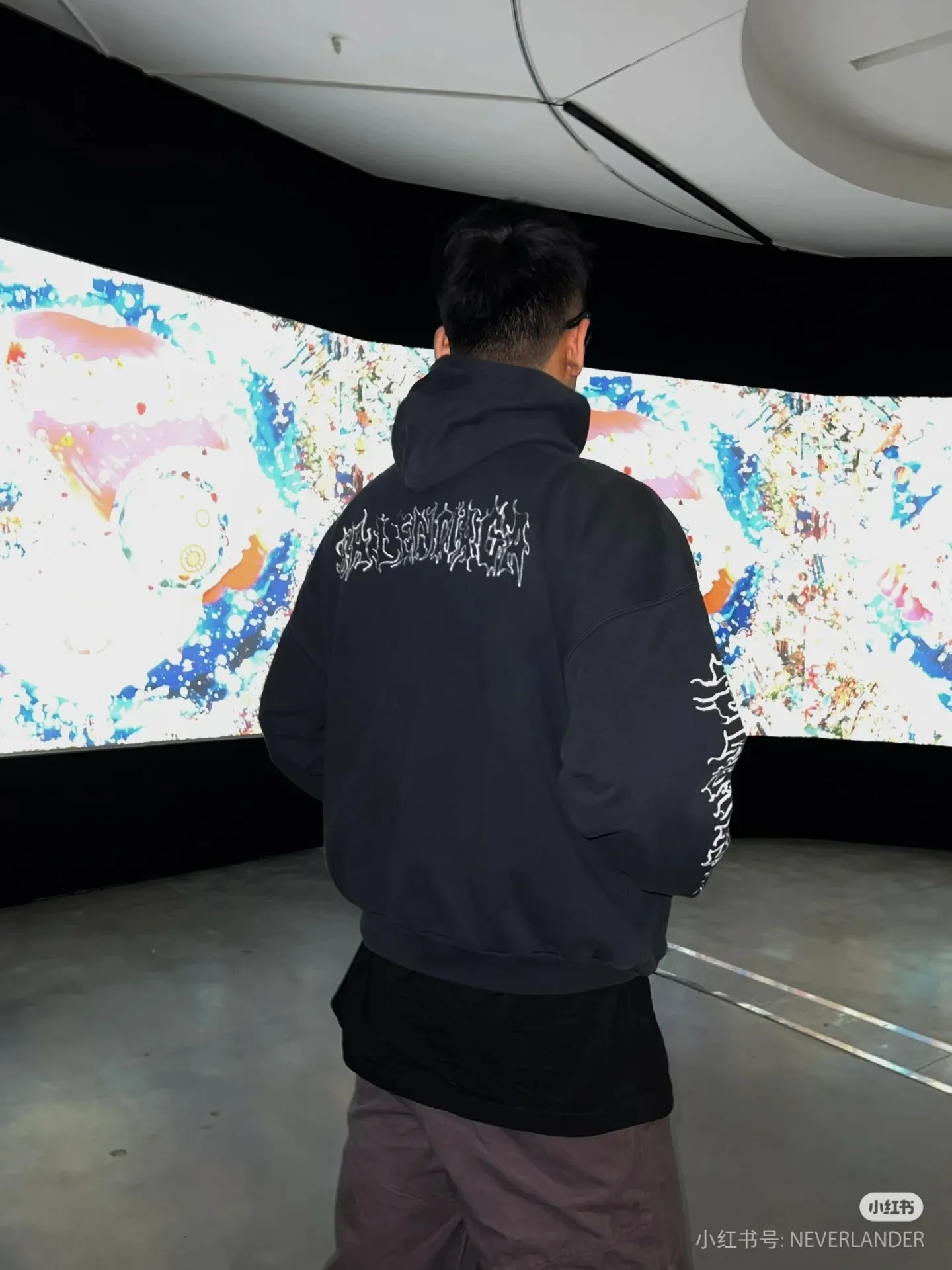 ♻️💯Reference model picture for the upper body❤️Top version of Balenciaga graffiti Sanskrit printed hooded sweatshirt ✅No.1 quality in this market Real ceiling quality ✅All original development drawings pay attention to details to avoid mixed use of stolen pictures by merchants ✅Correct 450g custom-woven and dyed 100% cotton double yarn compact cotton fabric ✅Imported Kangli direct-injection printing color ZP consistent ✅Letter tearing process, clear and firm, no hand feeling ✅Ready-made garments washed and distressed, overweight craftsmanship The color fastness is good and the ZP is consistent. Let me explain why mine is a little more expensive than others. 1. It seems to be a simple printing or embroidery. In fact, it is not simple at all. 10000% imported machine restoration is not just a lip service. You are welcome to compare with peers. 2. Each model is produced by the company. The details of the workmanship and fabrics are consistent with the original ones. There is no color difference between the ones at the counters. It is not scary to reproduce. Who is fake will be embarrassed. It’s not shameful to make a replica, it’s shameful if you can’t buy the correct version if you make a replica.  3. Note that the threaded collars are all original collars of certain countries and regions, with high wrapping. The width of the neckline and cabinets are accurate to the millimeter. Thick necklines are not easy to deform. The collars of high-end products are all restored cabinets. They are different from the big collars in the world. Ordinary garbage short-sleeves are printed with a print. The clavicle of the upper body is exposed. Please be patient. Customers who have bought genuine products or have seen genuine products will come back to place orders again. This is quality. This is quality. 4. Different styles of washed wheat main wheat, including imported wheat, have different colors and codes. Really restore the counter. As we all know, Balenciaga's collar labels in each quarter have different English or different colors. This distinguishes fast food from the world's same-colored main wheat washed wheat. 5. Pay attention to the workmanship. The stitching at the neckline has no folds, smooth and natural without overlapping lines, and truly restores this. This is something that many people cannot do. 6. The fabric is made of 450g Paris-specific double yarn. No one can make better fabrics than my family. There's really no way to compare it with the ordinary version on the market. Respect it. It's genuine and costs thousands of dollars anyway. Don't go wrong with the quality of street stall products. 7. The workmanship is fully restored and the packaging is fully restored. The cost is huge. 8. I guarantee here that this is the highest quality you can find. P: 490 Size: XS-S-M-L (The correct version is very large)