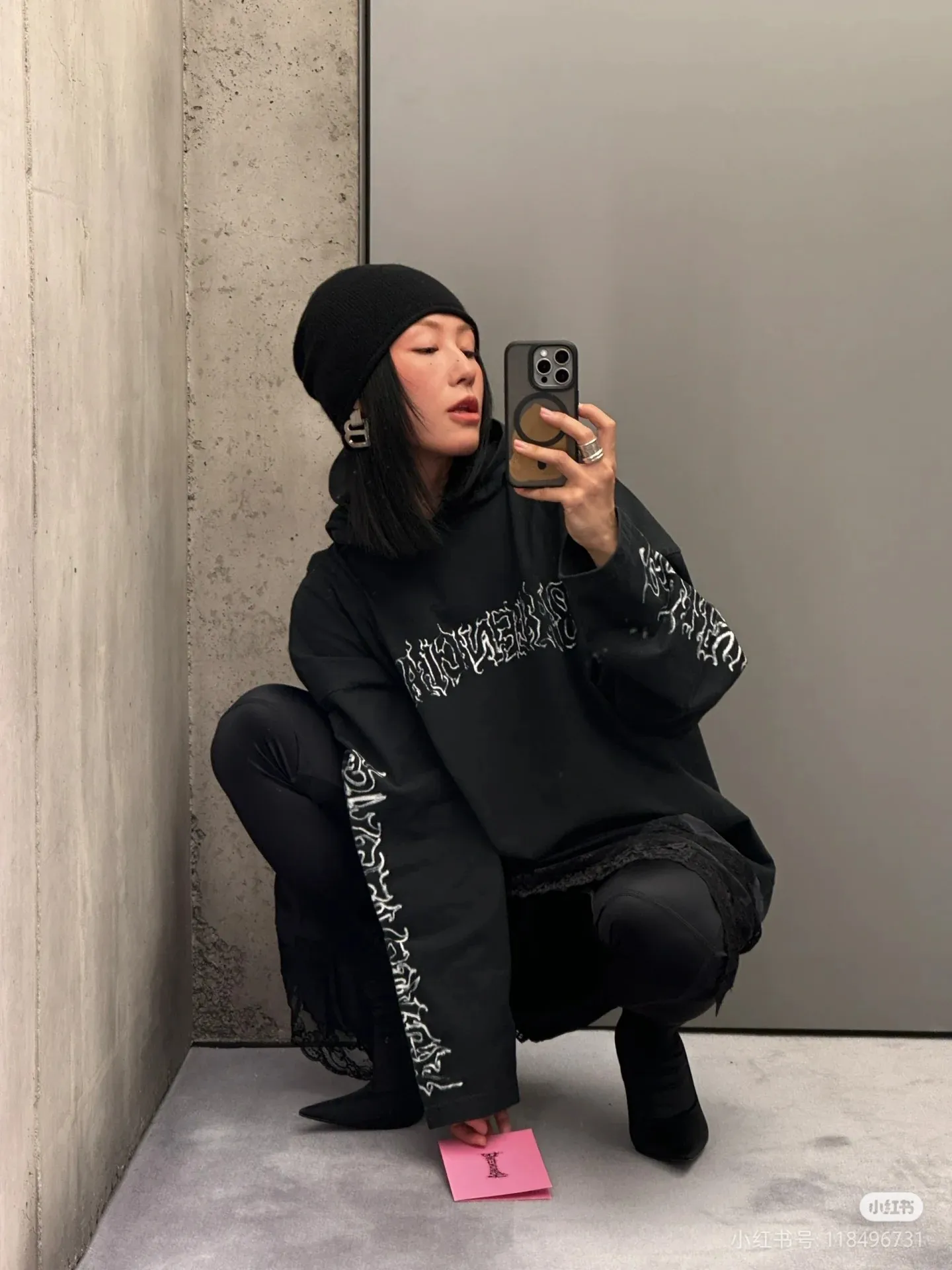♻️💯Reference model picture for the upper body❤️Top version of Balenciaga graffiti Sanskrit printed hooded sweatshirt ✅No.1 quality in this market Real ceiling quality ✅All original development drawings pay attention to details to avoid mixed use of stolen pictures by merchants ✅Correct 450g custom-woven and dyed 100% cotton double yarn compact cotton fabric ✅Imported Kangli direct-injection printing color ZP consistent ✅Letter tearing process, clear and firm, no hand feeling ✅Ready-made garments washed and distressed, overweight craftsmanship The color fastness is good and the ZP is consistent. Let me explain why mine is a little more expensive than others. 1. It seems to be a simple printing or embroidery. In fact, it is not simple at all. 10000% imported machine restoration is not just a lip service. You are welcome to compare with peers. 2. Each model is produced by the company. The details of the workmanship and fabrics are consistent with the original ones. There is no color difference between the ones at the counters. It is not scary to reproduce. Who is fake will be embarrassed. It’s not shameful to make a replica, it’s shameful if you can’t buy the correct version if you make a replica.  3. Note that the threaded collars are all original collars of certain countries and regions, with high wrapping. The width of the neckline and cabinets are accurate to the millimeter. Thick necklines are not easy to deform. The collars of high-end products are all restored cabinets. They are different from the big collars in the world. Ordinary garbage short-sleeves are printed with a print. The clavicle of the upper body is exposed. Please be patient. Customers who have bought genuine products or have seen genuine products will come back to place orders again. This is quality. This is quality. 4. Different styles of washed wheat main wheat, including imported wheat, have different colors and codes. Really restore the counter. As we all know, Balenciaga's collar labels in each quarter have different English or different colors. This distinguishes fast food from the world's same-colored main wheat washed wheat. 5. Pay attention to the workmanship. The stitching at the neckline has no folds, smooth and natural without overlapping lines, and truly restores this. This is something that many people cannot do. 6. The fabric is made of 450g Paris-specific double yarn. No one can make better fabrics than my family. There's really no way to compare it with the ordinary version on the market. Respect it. It's genuine and costs thousands of dollars anyway. Don't go wrong with the quality of street stall products. 7. The workmanship is fully restored and the packaging is fully restored. The cost is huge. 8. I guarantee here that this is the highest quality you can find. P: 490 Size: XS-S-M-L (The correct version is very large)