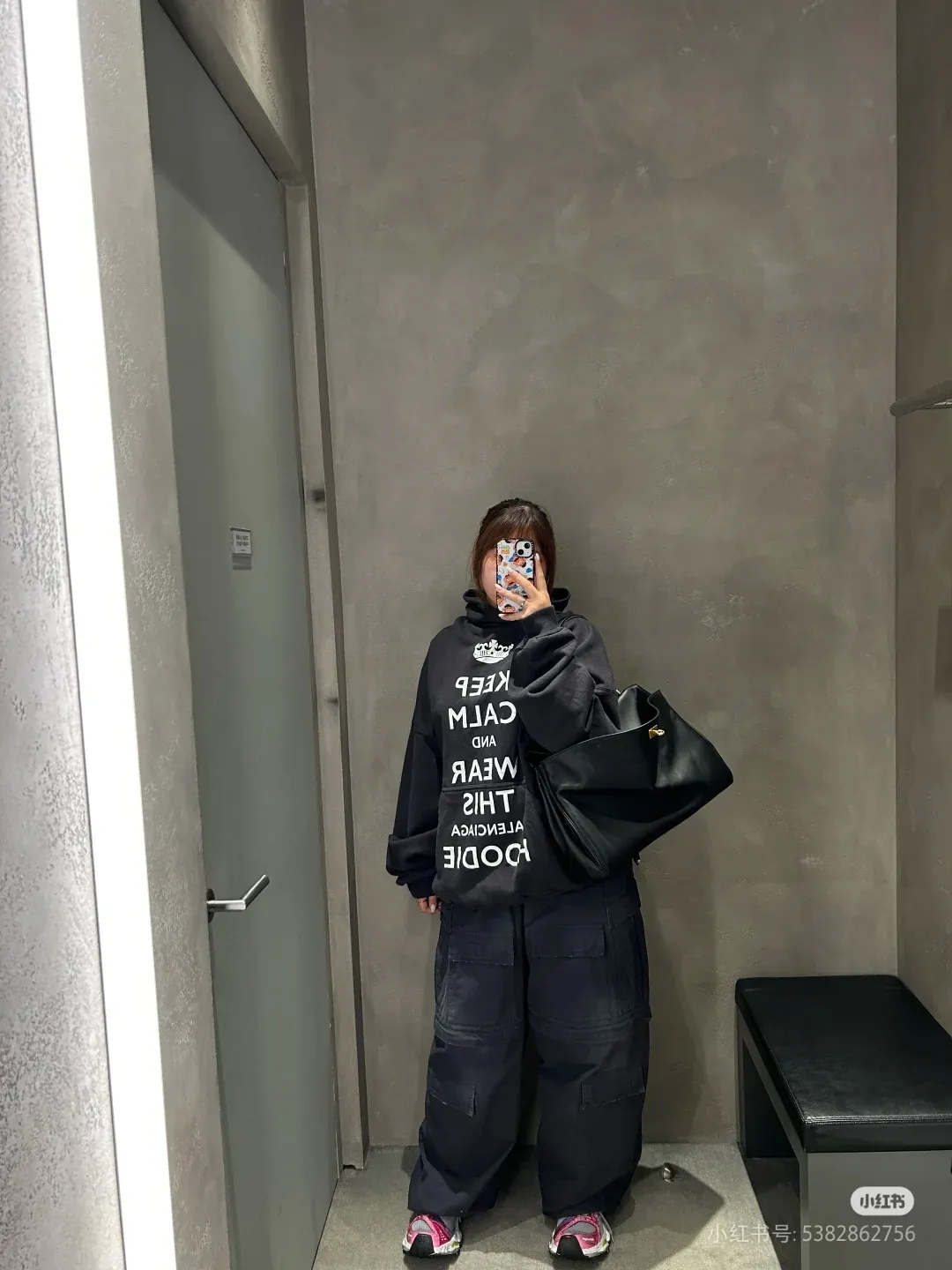 ♻️💯Reference model picture for the upper body❤️Top version of Balenciaga graffiti Sanskrit printed hooded sweatshirt ✅No.1 quality in this market Real ceiling quality ✅All original development drawings pay attention to details to avoid mixed use of stolen pictures by merchants ✅Correct 450g custom-woven and dyed 100% cotton double yarn compact cotton fabric ✅Imported Kangli direct-injection printing color ZP consistent ✅Letter tearing process, clear and firm, no hand feeling ✅Ready-made garments washed and distressed, overweight craftsmanship The color fastness is good and the ZP is consistent. Let me explain why mine is a little more expensive than others. 1. It seems to be a simple printing or embroidery. In fact, it is not simple at all. 10000% imported machine restoration is not just a lip service. You are welcome to compare with peers. 2. Each model is produced by the company. The details of the workmanship and fabrics are consistent with the original ones. There is no color difference between the ones at the counters. It is not scary to reproduce. Who is fake will be embarrassed. It’s not shameful to make a replica, it’s shameful if you can’t buy the correct version if you make a replica.  3. Note that the threaded collars are all original collars of certain countries and regions, with high wrapping. The width of the neckline and cabinets are accurate to the millimeter. Thick necklines are not easy to deform. The collars of high-end products are all restored cabinets. They are different from the big collars in the world. Ordinary garbage short-sleeves are printed with a print. The clavicle of the upper body is exposed. Please be patient. Customers who have bought genuine products or have seen genuine products will come back to place orders again. This is quality. This is quality. 4. Different styles of washed wheat main wheat, including imported wheat, have different colors and codes. Really restore the counter. As we all know, Balenciaga's collar labels in each quarter have different English or different colors. This distinguishes fast food from the world's same-colored main wheat washed wheat. 5. Pay attention to the workmanship. The stitching at the neckline has no folds, smooth and natural without overlapping lines, and truly restores this. This is something that many people cannot do. 6. The fabric is made of 450g Paris-specific double yarn. No one can make better fabrics than my family. There's really no way to compare it with the ordinary version on the market. Respect it. It's genuine and costs thousands of dollars anyway. Don't go wrong with the quality of street stall products. 7. The workmanship is fully restored and the packaging is fully restored. The cost is huge. 8. I guarantee here that this is the highest quality you can find. P: 490 Size: XS-S-M-L (The correct version is very large)