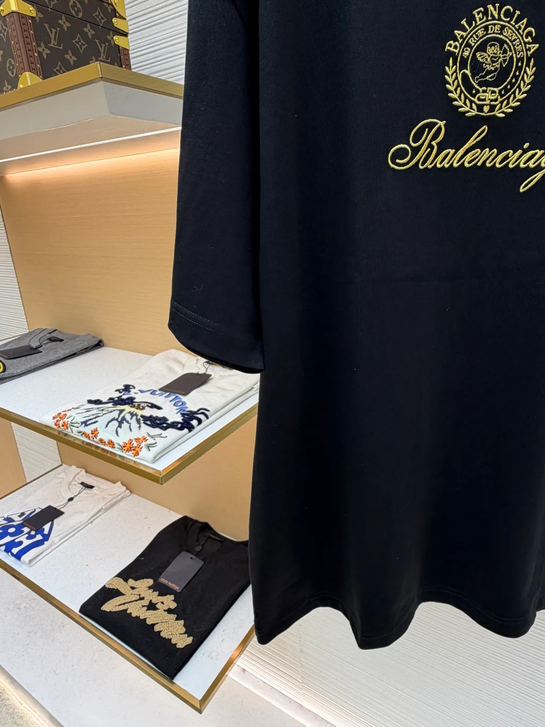 Balenciaga embroidered angel totem T-shirt ●Original version: 5100 purchase and development ●Item number: 1681892-A05 ●Material: combed cotton fabric ●Technology: embroidery production ●Color: black ●Version: fitted version ●Weight: about 325 grams ●Size: Cross-lattice weave thread], the front panel adopts [water-soluble cotton hollow three-dimensional embroidery], imported [Tajima embroidery machine], [gold and silver thread embroidery]. The difficulty of this style lies in the large-area embroidery parts, which require the consumption of large-sized water-soluble cotton. The later washing time to dissolve the water-soluble cotton is as much as the number of washings. If the treatment is not clean, the undissolved cotton glue will adhere to the clothes and be directly scrapped. It is a time-consuming and labor-intensive style. The overall wiring is straight and delicate, the fabric is comfortable and soft, and the color is consistent without color difference. It can be matched with the same style to create a fashionable look and control various occasions. Customized accessories, complete with three standards, same style for men and women!
