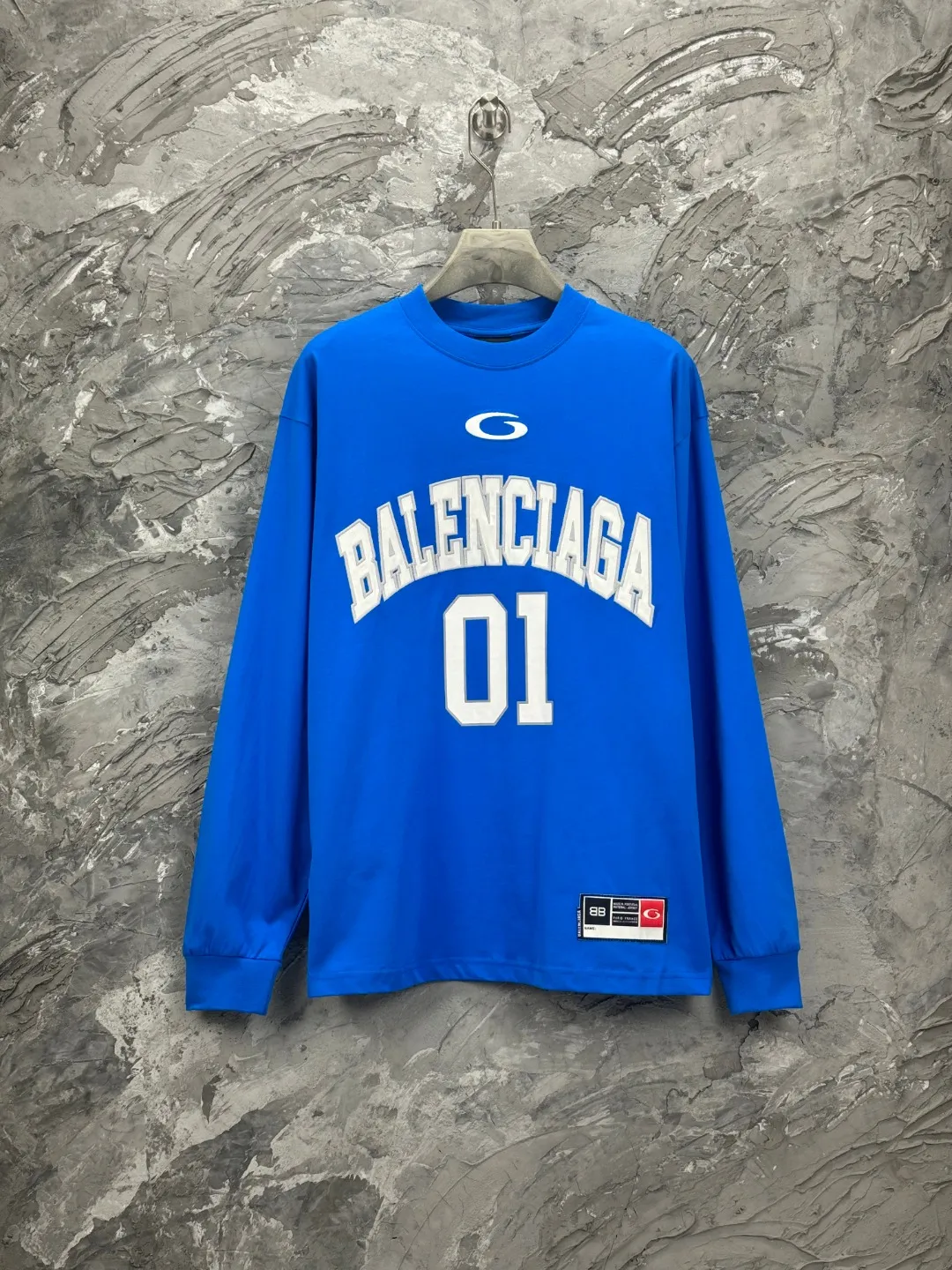 🅿️280 BALENCI*GA latest basketball jersey embroidered printed long-sleeved T-shirt. The front embroidery is embroidered and printed with Tajima computer embroidery machine, the lower left corner is embroidered and printed, and the back piece is printed. The letters are clear. The effect is three-dimensional. Exclusively pattern-woven and dyed 280g fabric. Threads are dyed in the same cylinder with zero color difference. The version adopts OS loose off-shoulder version. Welcome to compare. Same style for men and women -Color: black white purple Cailan -SIZE: Xs S M L Style No. 8536#