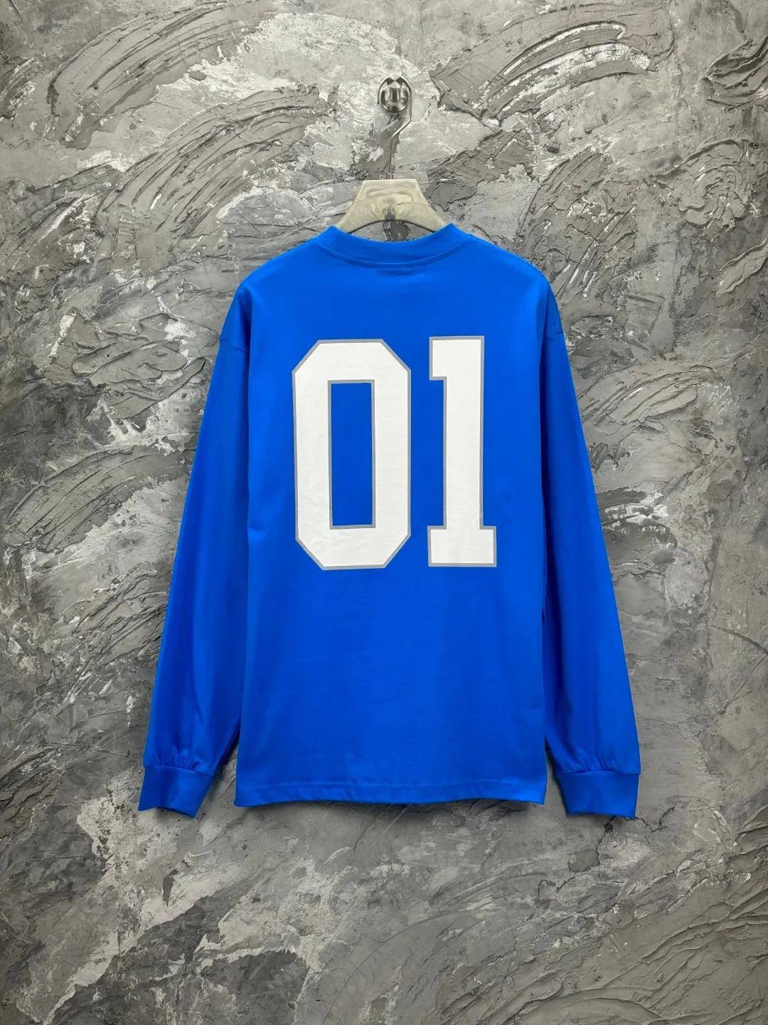 🅿️280 BALENCI*GA latest basketball jersey embroidered printed long-sleeved T-shirt. The front embroidery is embroidered and printed with Tajima computer embroidery machine, the lower left corner is embroidered and printed, and the back piece is printed. The letters are clear. The effect is three-dimensional. Exclusively pattern-woven and dyed 280g fabric. Threads are dyed in the same cylinder with zero color difference. The version adopts OS loose off-shoulder version. Welcome to compare. Same style for men and women -Color: black white purple Cailan -SIZE: Xs S M L Style No. 8536#