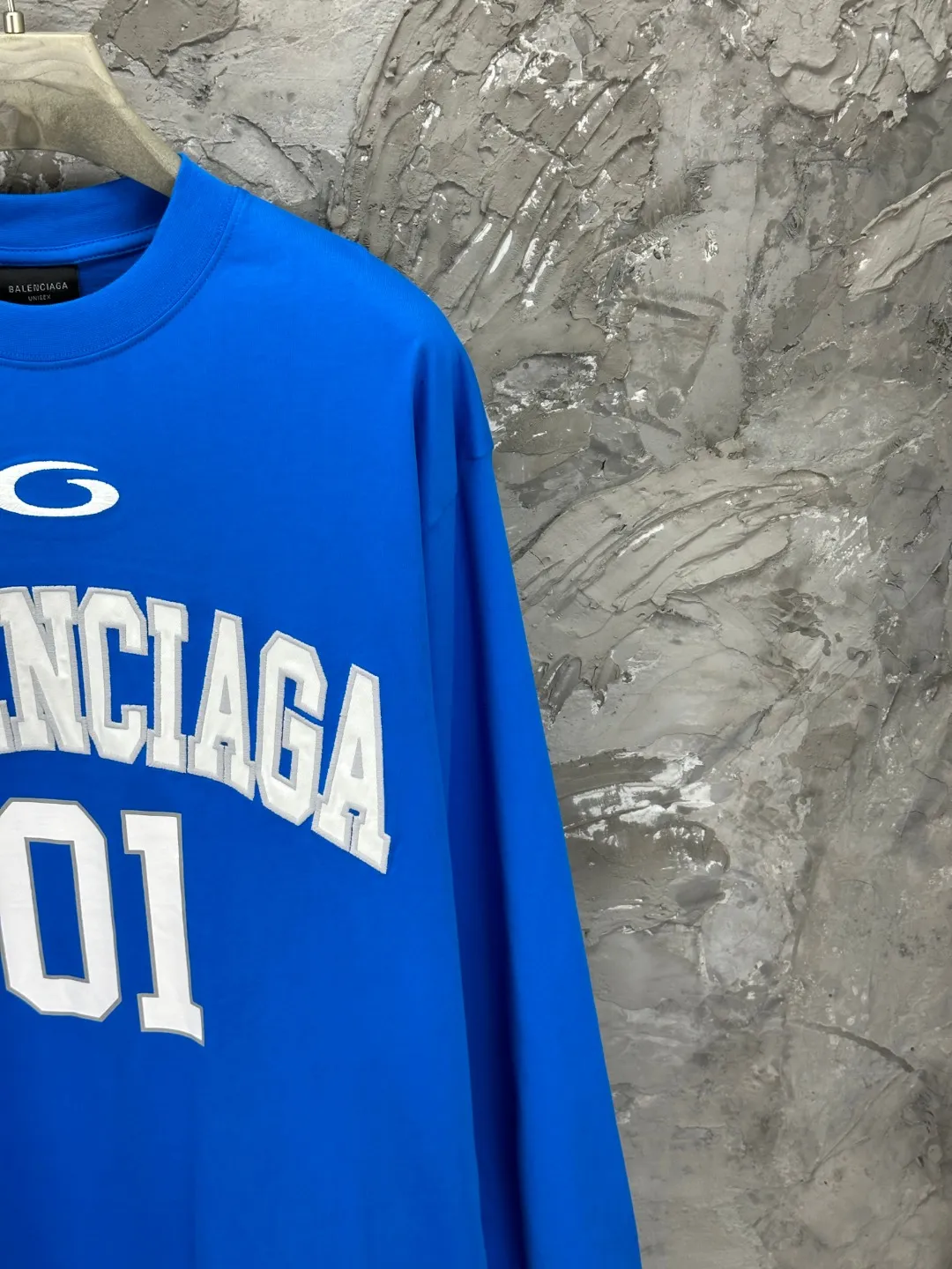 🅿️280 BALENCI*GA latest basketball jersey embroidered printed long-sleeved T-shirt. The front embroidery is embroidered and printed with Tajima computer embroidery machine, the lower left corner is embroidered and printed, and the back piece is printed. The letters are clear. The effect is three-dimensional. Exclusively pattern-woven and dyed 280g fabric. Threads are dyed in the same cylinder with zero color difference. The version adopts OS loose off-shoulder version. Welcome to compare. Same style for men and women -Color: black white purple Cailan -SIZE: Xs S M L Style No. 8536#