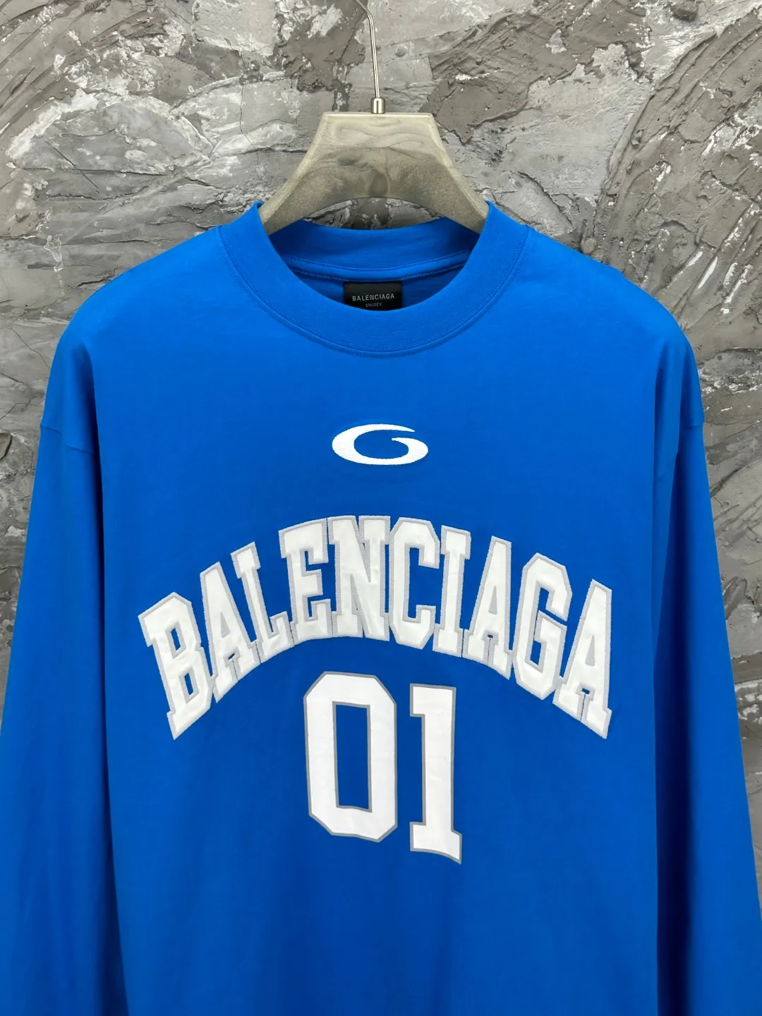 🅿️280 BALENCI*GA latest basketball jersey embroidered printed long-sleeved T-shirt. The front embroidery is embroidered and printed with Tajima computer embroidery machine, the lower left corner is embroidered and printed, and the back piece is printed. The letters are clear. The effect is three-dimensional. Exclusively pattern-woven and dyed 280g fabric. Threads are dyed in the same cylinder with zero color difference. The version adopts OS loose off-shoulder version. Welcome to compare. Same style for men and women -Color: black white purple Cailan -SIZE: Xs S M L Style No. 8536#