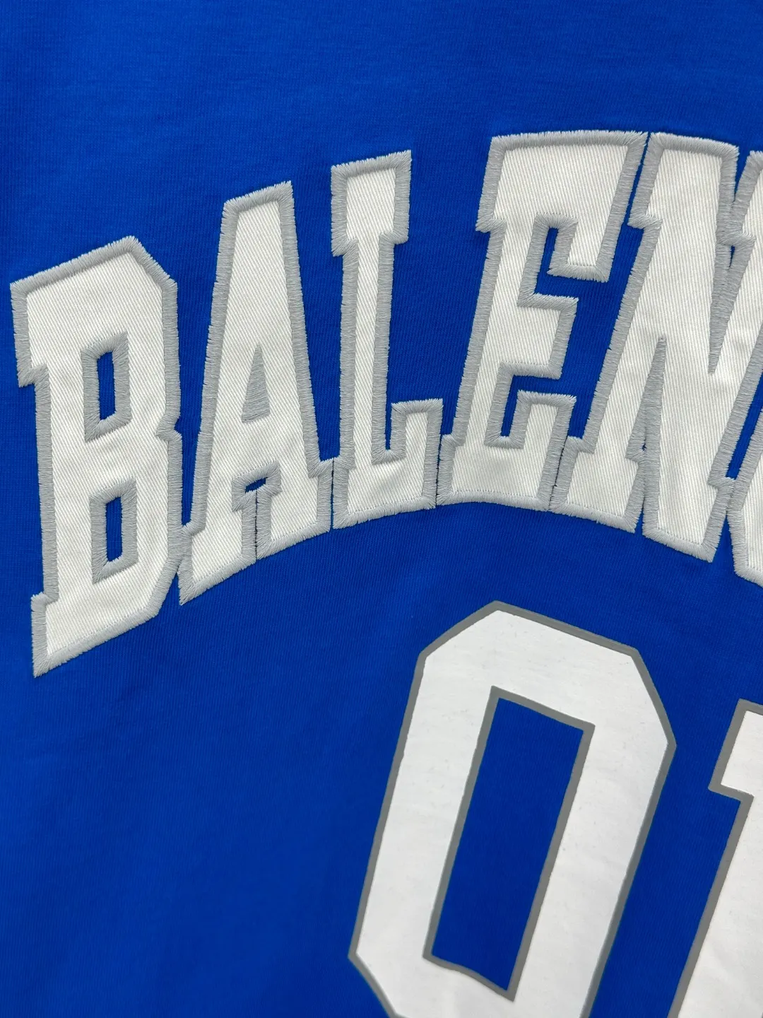 🅿️280 BALENCI*GA latest basketball jersey embroidered printed long-sleeved T-shirt. The front embroidery is embroidered and printed with Tajima computer embroidery machine, the lower left corner is embroidered and printed, and the back piece is printed. The letters are clear. The effect is three-dimensional. Exclusively pattern-woven and dyed 280g fabric. Threads are dyed in the same cylinder with zero color difference. The version adopts OS loose off-shoulder version. Welcome to compare. Same style for men and women -Color: black white purple Cailan -SIZE: Xs S M L Style No. 8536#