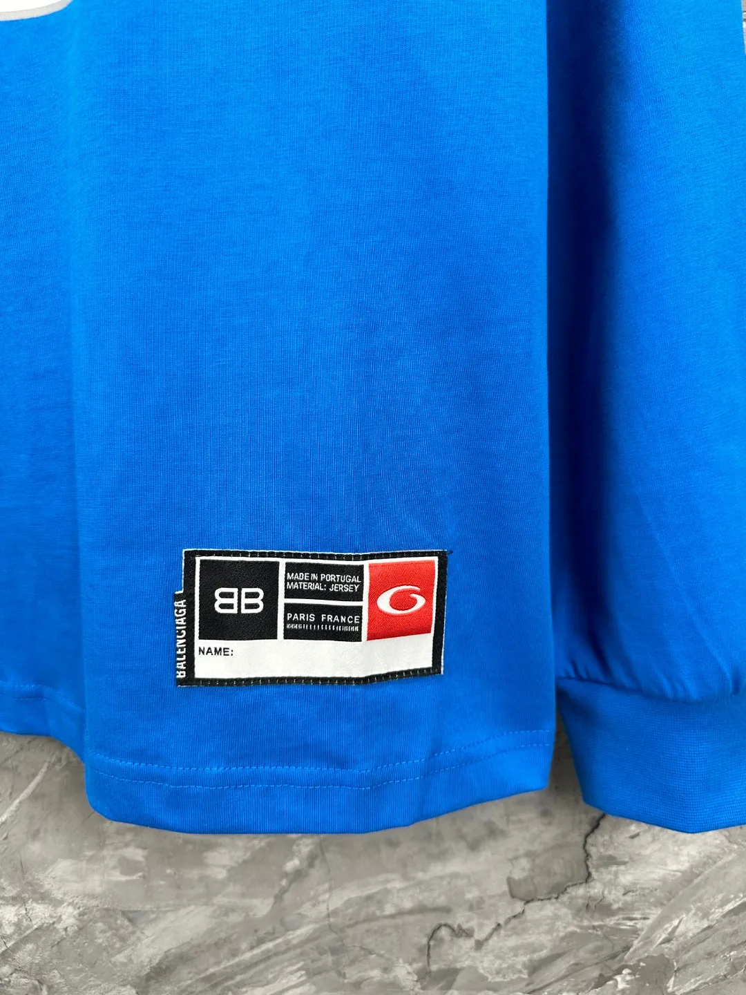 🅿️280 BALENCI*GA latest basketball jersey embroidered printed long-sleeved T-shirt. The front embroidery is embroidered and printed with Tajima computer embroidery machine, the lower left corner is embroidered and printed, and the back piece is printed. The letters are clear. The effect is three-dimensional. Exclusively pattern-woven and dyed 280g fabric. Threads are dyed in the same cylinder with zero color difference. The version adopts OS loose off-shoulder version. Welcome to compare. Same style for men and women -Color: black white purple Cailan -SIZE: Xs S M L Style No. 8536#