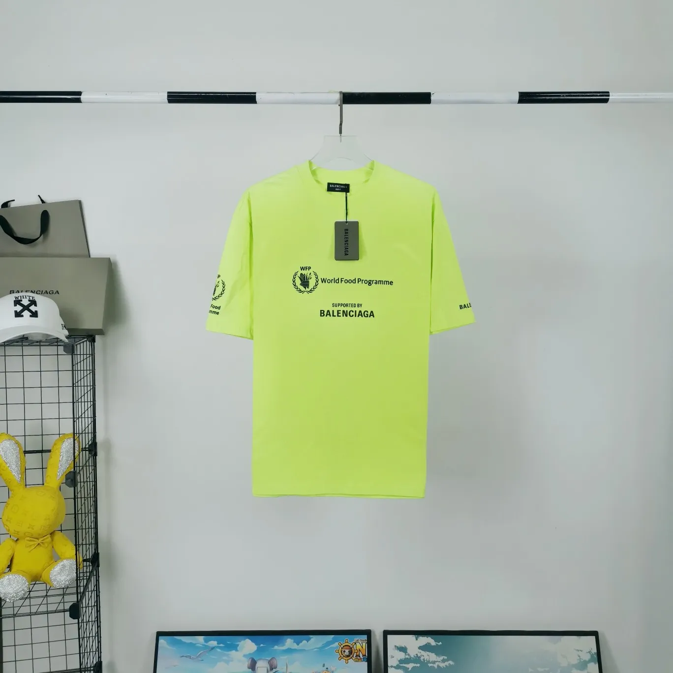[New] Top version Balenciaga 22SS new WFP World Food Agency male and female couple star same style short-sleeved T-shirt. The fabric is made of 32S 280g double yarn pure cotton fabric. It does not pill and feels very good. It has been printed and dressed up dozens of times in order to achieve a 1:1 effect. All imported slurries are used. Proportional foaming powder is added to the slurry to foam at high temperatures. The printing convex effect is very good, and the powder does not fall off and does not break. Washable and environmentally friendly printing on the front and back panels. The entire printing process takes a long time. The hem and cuffs are all customized threads. There is no error in dyeing in the same vat. The workmanship is perfect. The accessories are all customized. This year's hot trend in the market. Many Internet celebrity tops. Very trendy. Same style for men and women. OverSzie version. Color: black, white, dark khaki, fluorescent green. Size: XS-L P:270