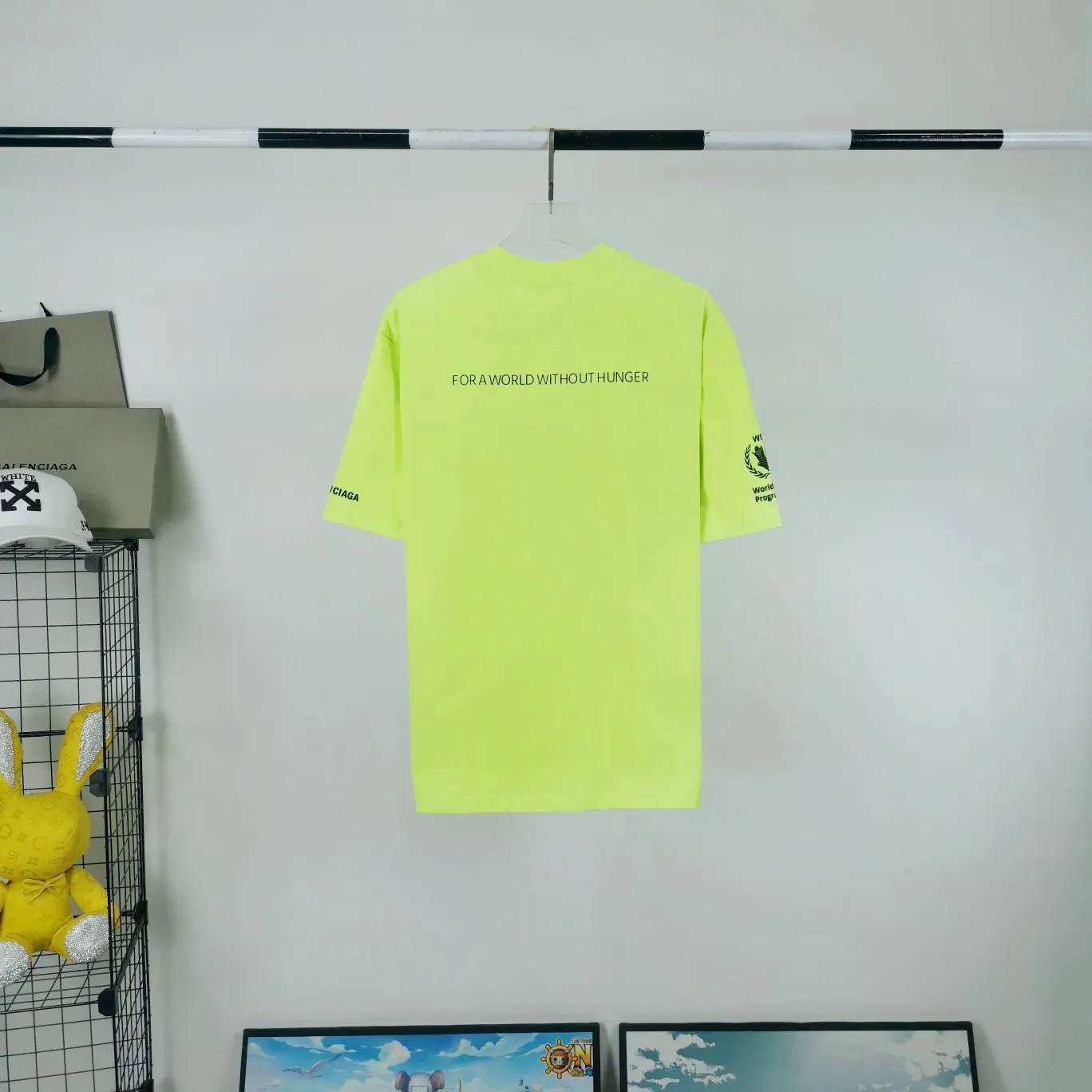 [New] Top version Balenciaga 22SS new WFP World Food Agency male and female couple star same style short-sleeved T-shirt. The fabric is made of 32S 280g double yarn pure cotton fabric. It does not pill and feels very good. It has been printed and dressed up dozens of times in order to achieve a 1:1 effect. All imported slurries are used. Proportional foaming powder is added to the slurry to foam at high temperatures. The printing convex effect is very good, and the powder does not fall off and does not break. Washable and environmentally friendly printing on the front and back panels. The entire printing process takes a long time. The hem and cuffs are all customized threads. There is no error in dyeing in the same vat. The workmanship is perfect. The accessories are all customized. This year's hot trend in the market. Many Internet celebrity tops. Very trendy. Same style for men and women. OverSzie version. Color: black, white, dark khaki, fluorescent green. Size: XS-L P:270