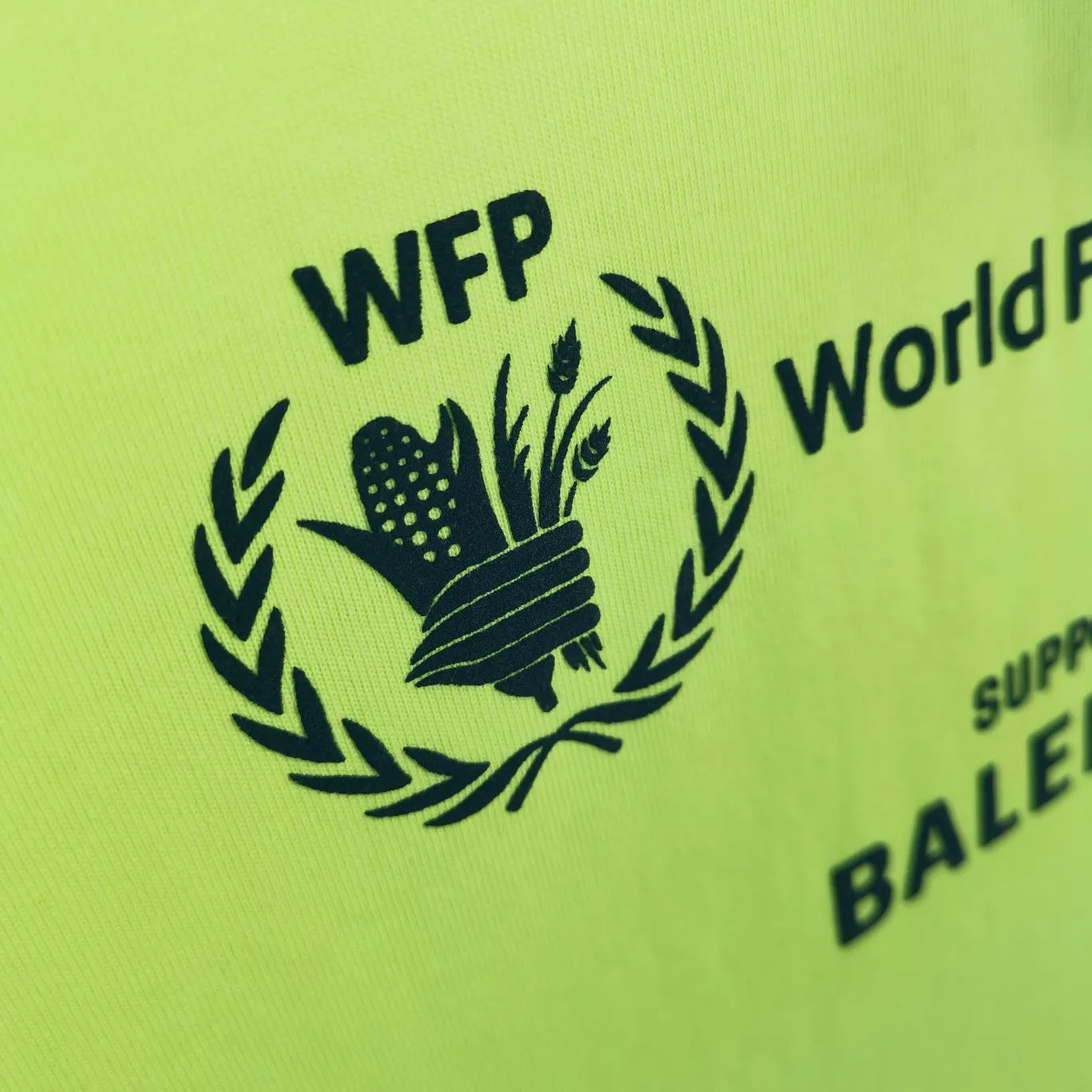 [New] Top version Balenciaga 22SS new WFP World Food Agency male and female couple star same style short-sleeved T-shirt. The fabric is made of 32S 280g double yarn pure cotton fabric. It does not pill and feels very good. It has been printed and dressed up dozens of times in order to achieve a 1:1 effect. All imported slurries are used. Proportional foaming powder is added to the slurry to foam at high temperatures. The printing convex effect is very good, and the powder does not fall off and does not break. Washable and environmentally friendly printing on the front and back panels. The entire printing process takes a long time. The hem and cuffs are all customized threads. There is no error in dyeing in the same vat. The workmanship is perfect. The accessories are all customized. This year's hot trend in the market. Many Internet celebrity tops. Very trendy. Same style for men and women. OverSzie version. Color: black, white, dark khaki, fluorescent green. Size: XS-L P:270