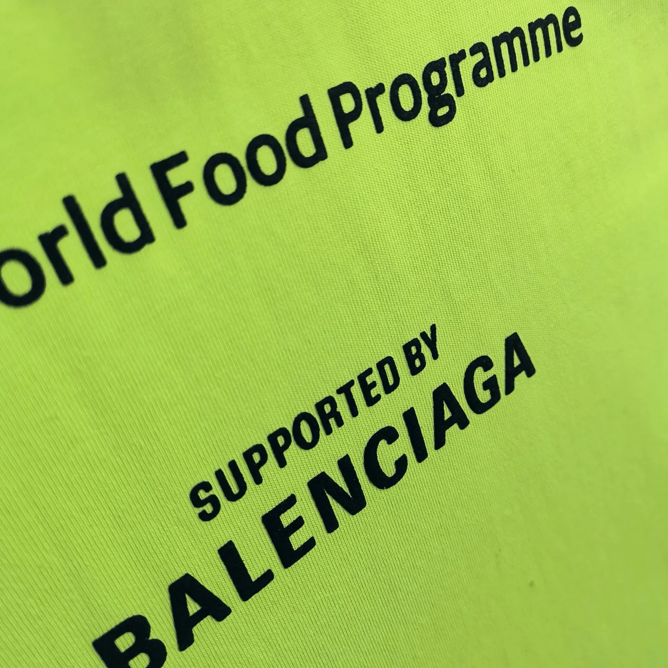 [New] Top version Balenciaga 22SS new WFP World Food Agency male and female couple star same style short-sleeved T-shirt. The fabric is made of 32S 280g double yarn pure cotton fabric. It does not pill and feels very good. It has been printed and dressed up dozens of times in order to achieve a 1:1 effect. All imported slurries are used. Proportional foaming powder is added to the slurry to foam at high temperatures. The printing convex effect is very good, and the powder does not fall off and does not break. Washable and environmentally friendly printing on the front and back panels. The entire printing process takes a long time. The hem and cuffs are all customized threads. There is no error in dyeing in the same vat. The workmanship is perfect. The accessories are all customized. This year's hot trend in the market. Many Internet celebrity tops. Very trendy. Same style for men and women. OverSzie version. Color: black, white, dark khaki, fluorescent green. Size: XS-L P:270